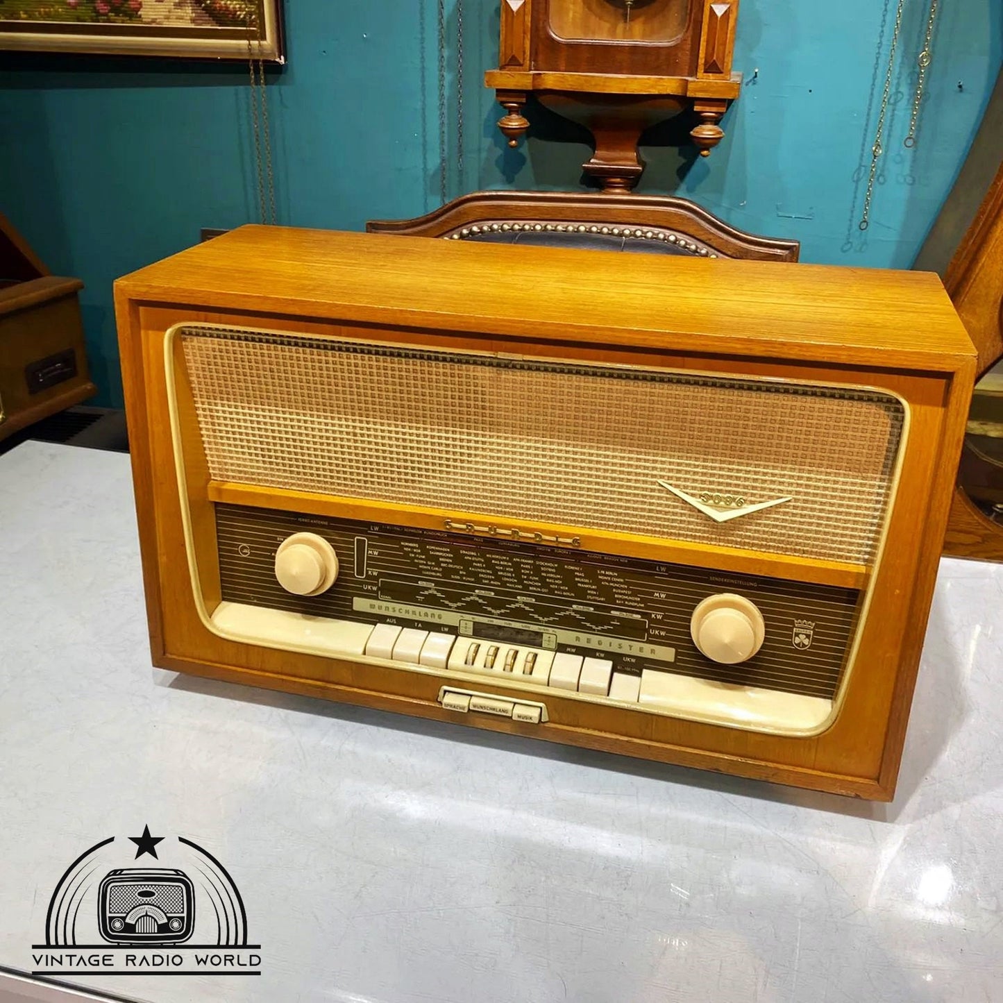 Timeless Elegance - Grundig 3086 Vintage Radio with Original Charm and Lamp Radio Magic! Explore the Classic Vibes Now