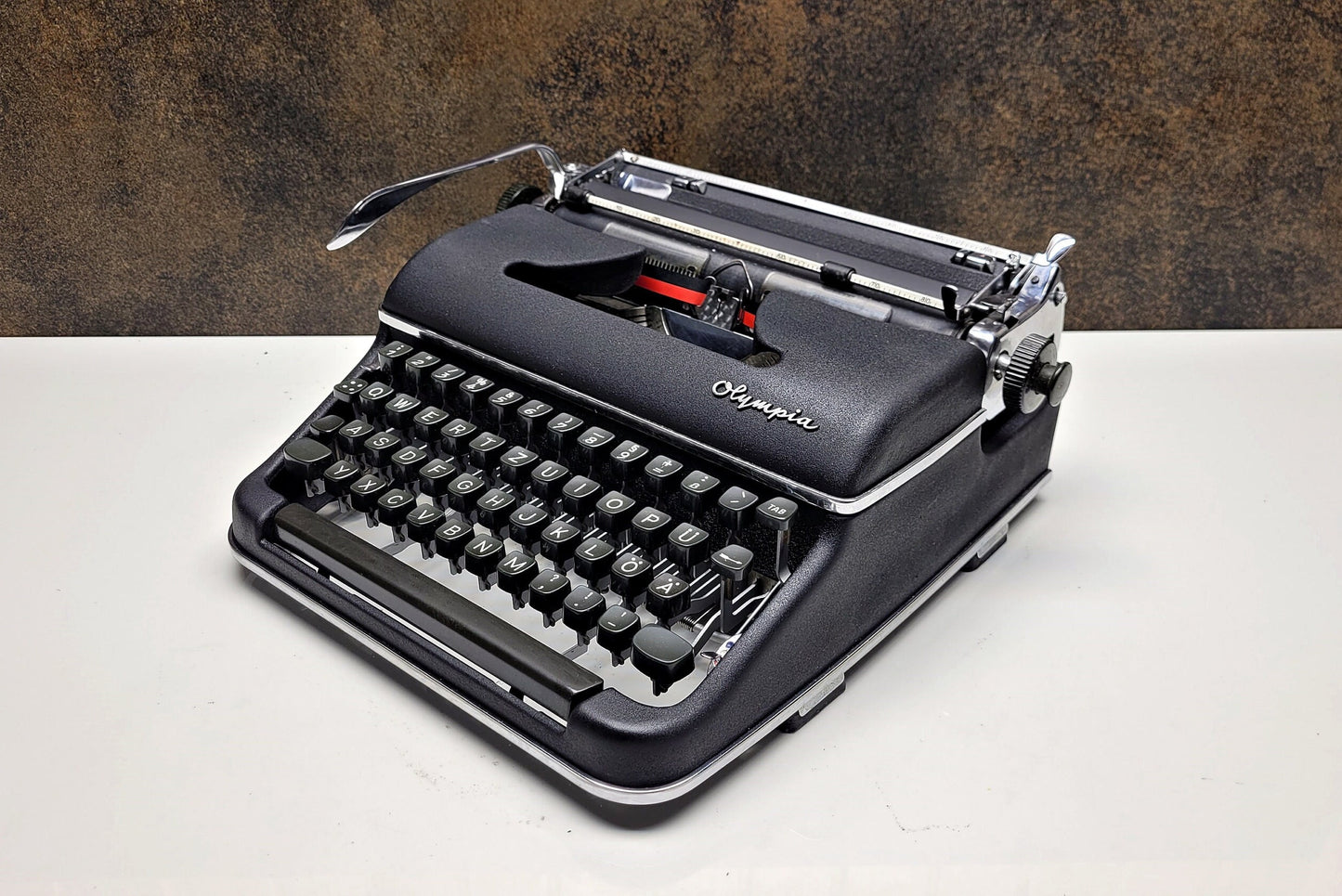 Qwerty Olympia SM3 Black Typewriter + Black Bag - Premium Gift / Typewriter World / Qwerty Typewriter, Black Typewriter - Gift