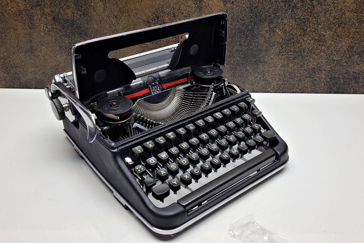 Qwerty Olympia SM3 Black Typewriter + Black Bag - Premium Gift / Typewriter World / Qwerty Typewriter, Black Typewriter - Gift
