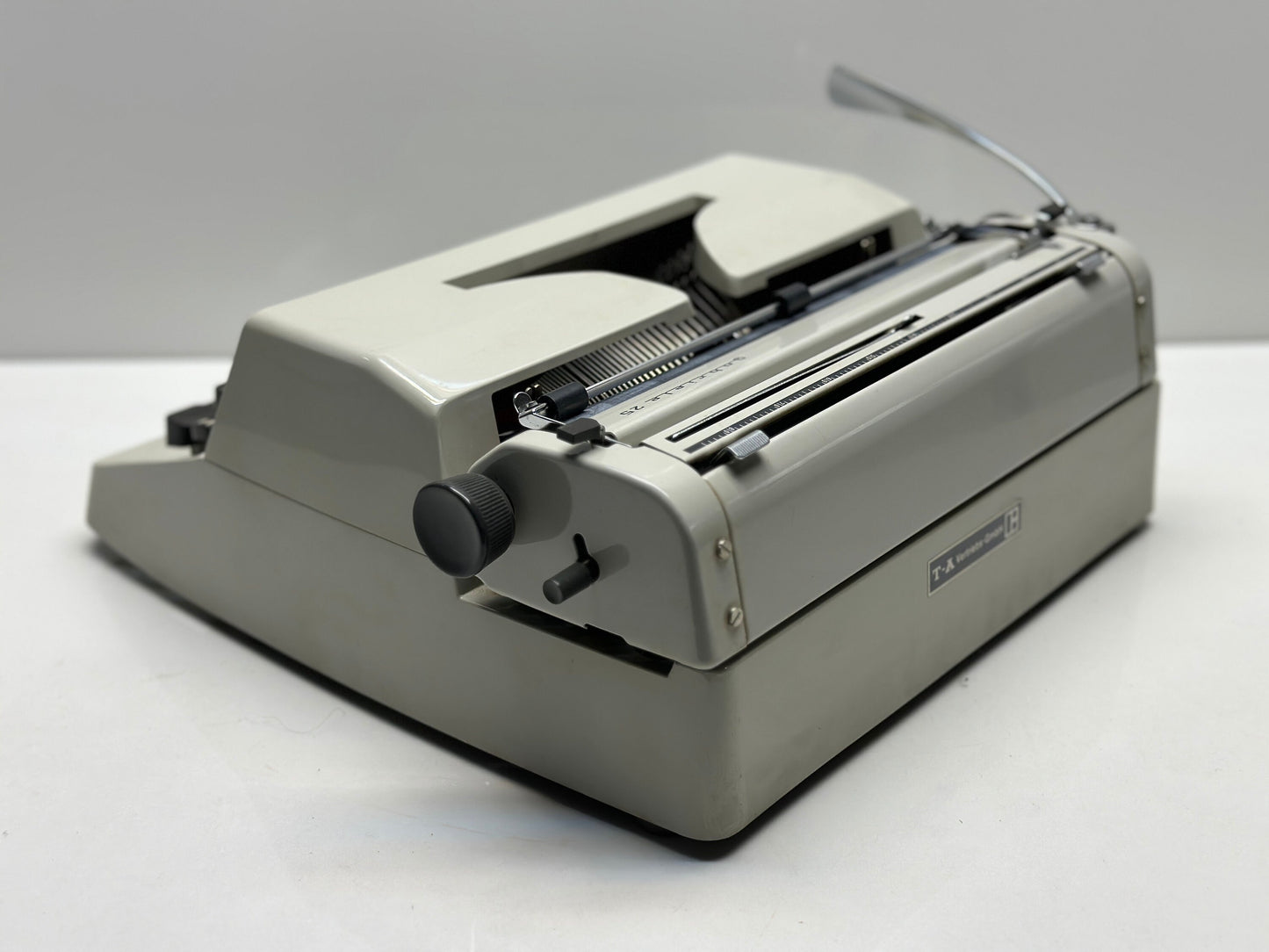 Adler Typewriter - QWERTZ Keyboard, White Elegance, and Effortless Writing Experience with Matching Bag