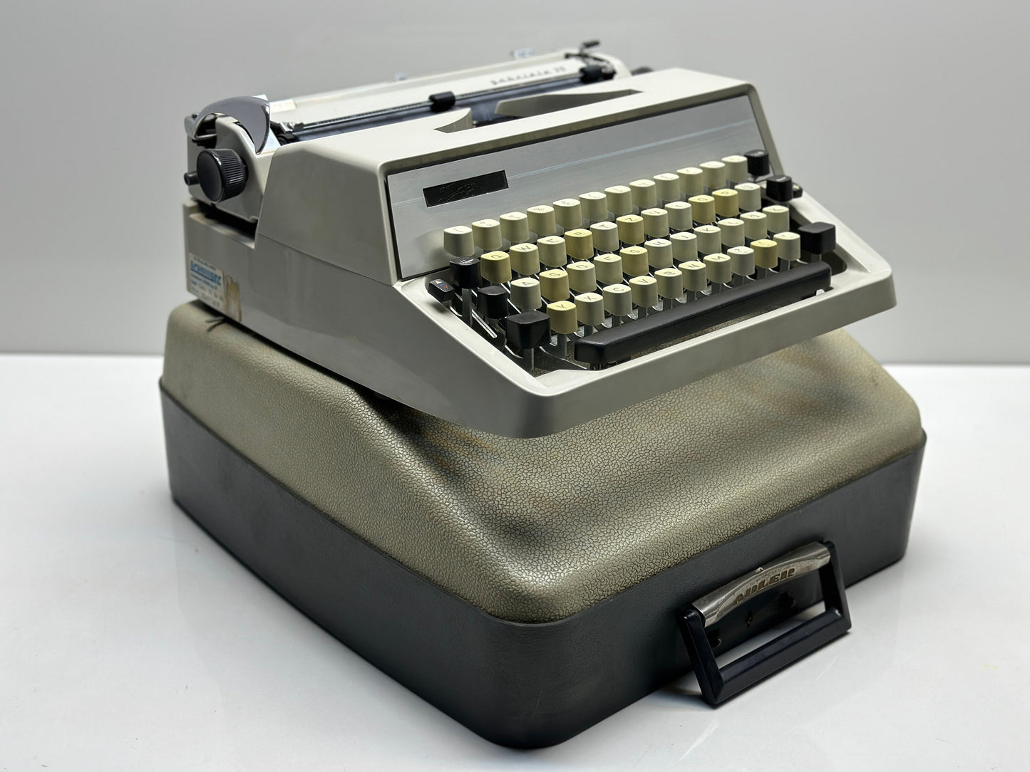 Adler Typewriter - QWERTZ Keyboard, White Elegance, and Effortless Writing Experience with Matching Bag