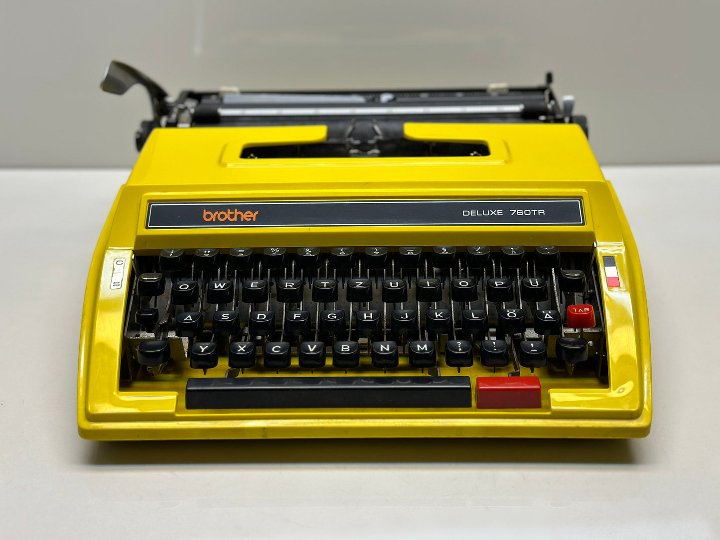 Brother Deluxe 760TR Typewriter - QWERTZ Keyboard, Yellow Aesthetics, and Versatility with Matching Bag - Antique Typewiter - Brother Type