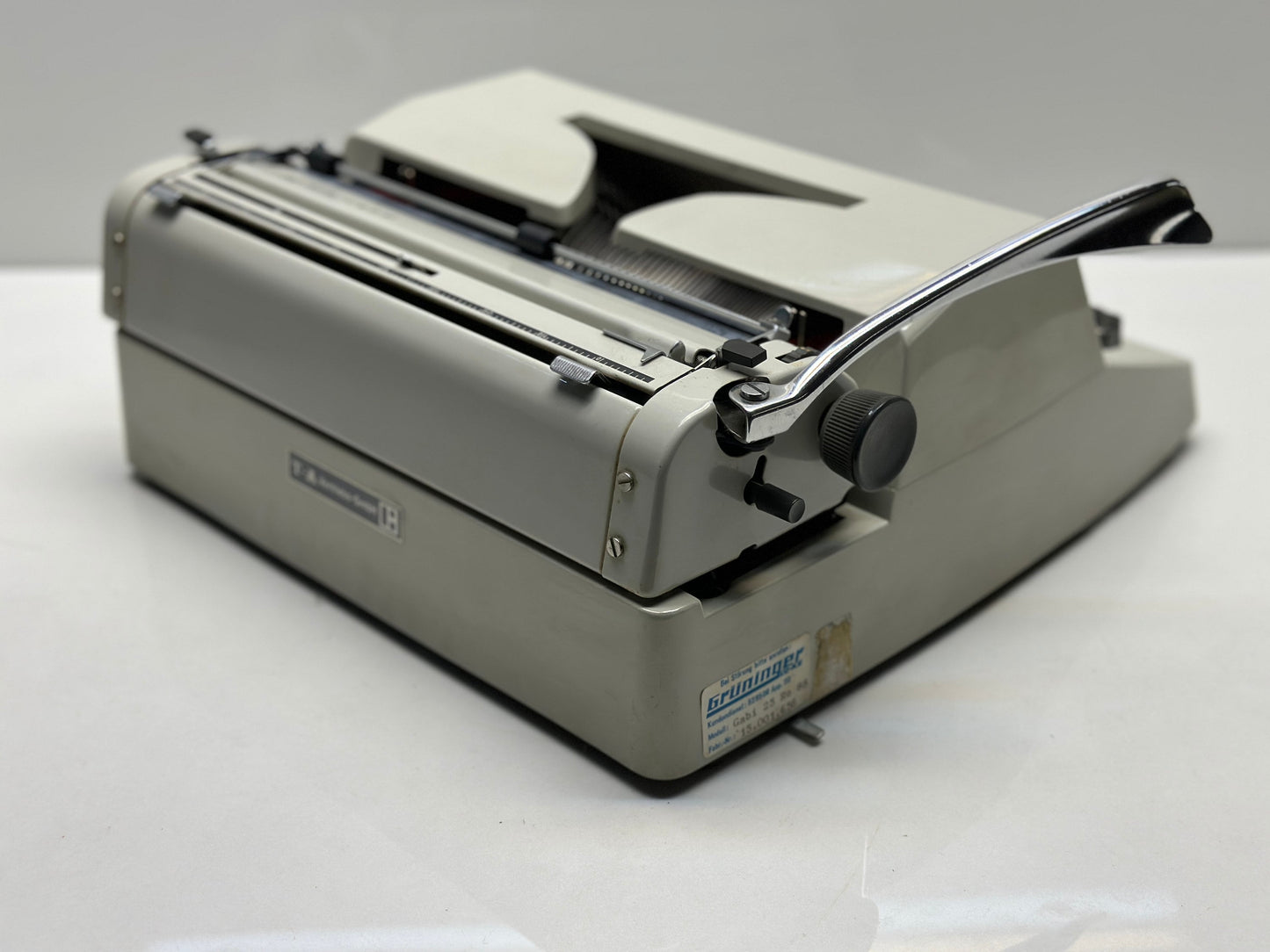 Adler Typewriter - QWERTZ Keyboard, White Elegance, and Effortless Writing Experience with Matching Bag