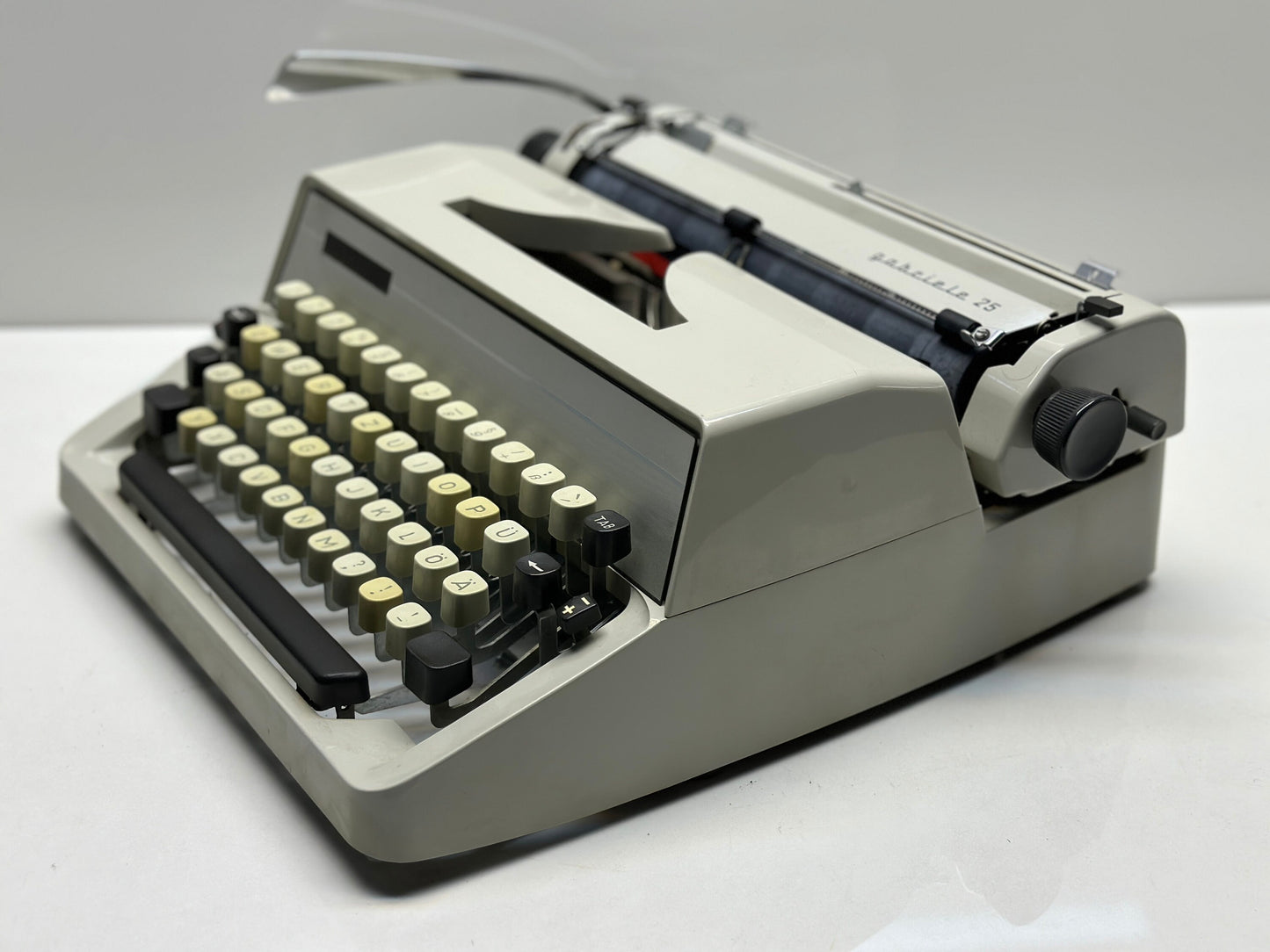 Adler Typewriter - QWERTZ Keyboard, White Elegance, and Effortless Writing Experience with Matching Bag