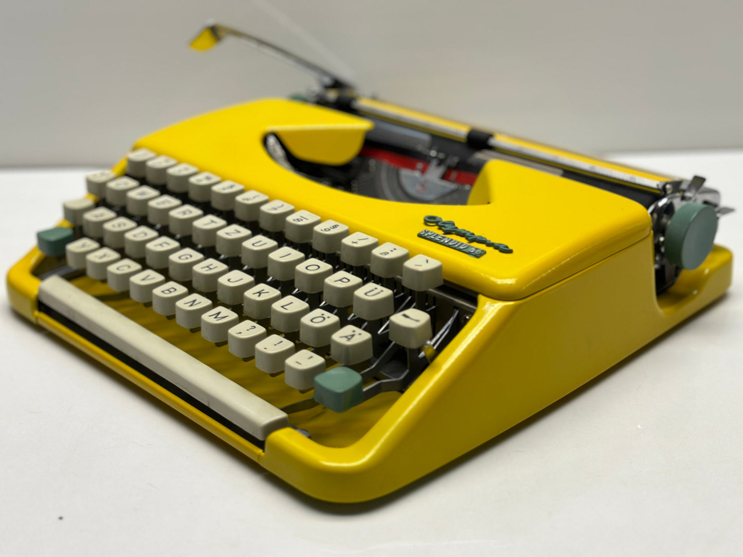 Olympia Splendid 66Typewriter - Yellow Body, QWERTZ Keyboard, Dual-Color Typing, White Keys