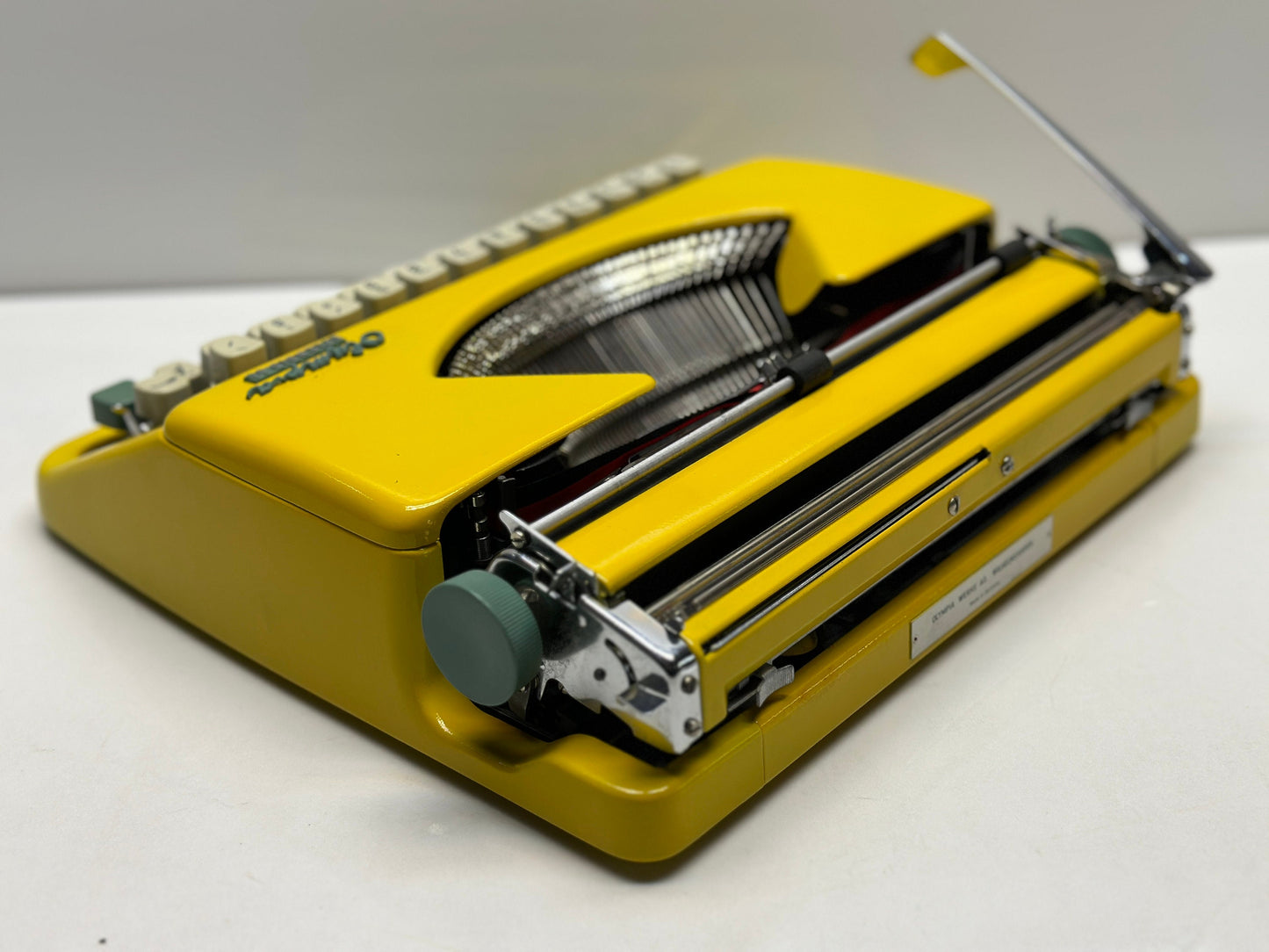 Olympia Splendid 66Typewriter - Yellow Body, QWERTZ Keyboard, Dual-Color Typing, White Keys