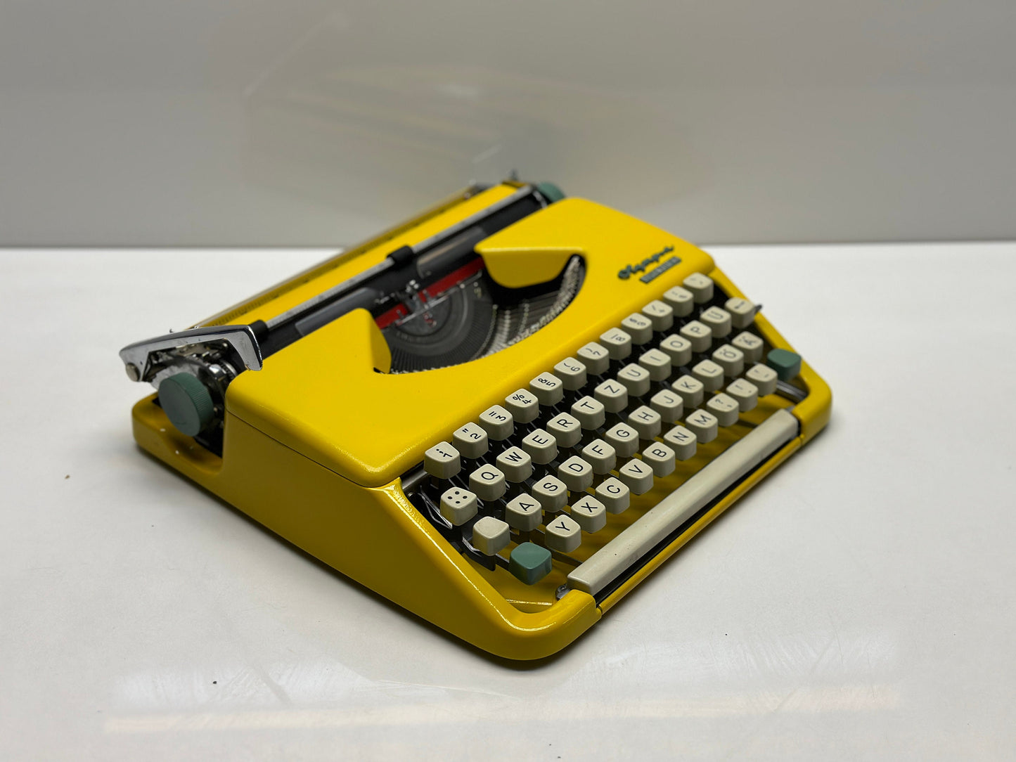 Olympia Splendid 66Typewriter - Yellow Body, QWERTZ Keyboard, Dual-Color Typing, White Keys