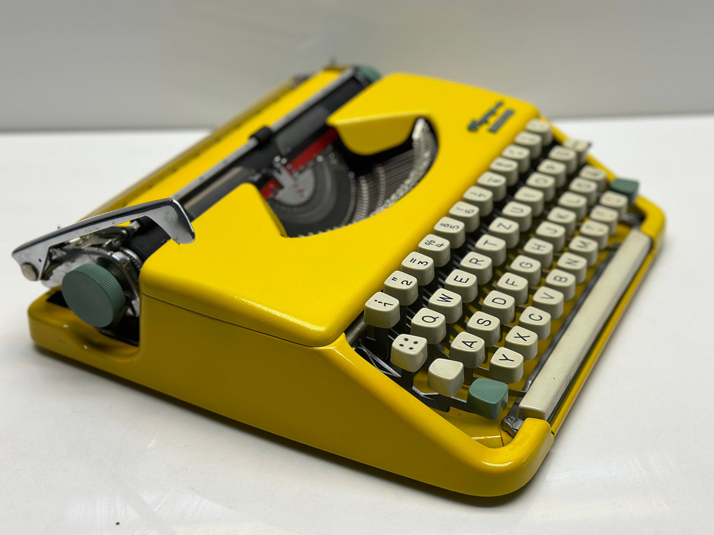 Olympia Splendid 66Typewriter - Yellow Body, QWERTZ Keyboard, Dual-Color Typing, White Keys