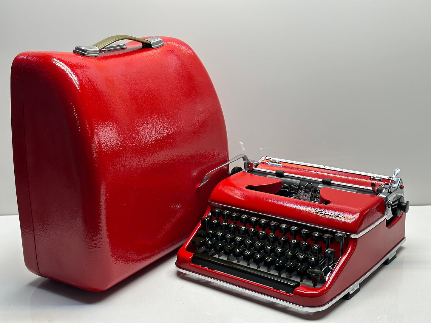 Red Olympia SM3 Typewriter - Refreshed Aesthetics, Red Carrying Case, and Unique,Best Gift,Antique Gift,Red Typewriter,typewriter working