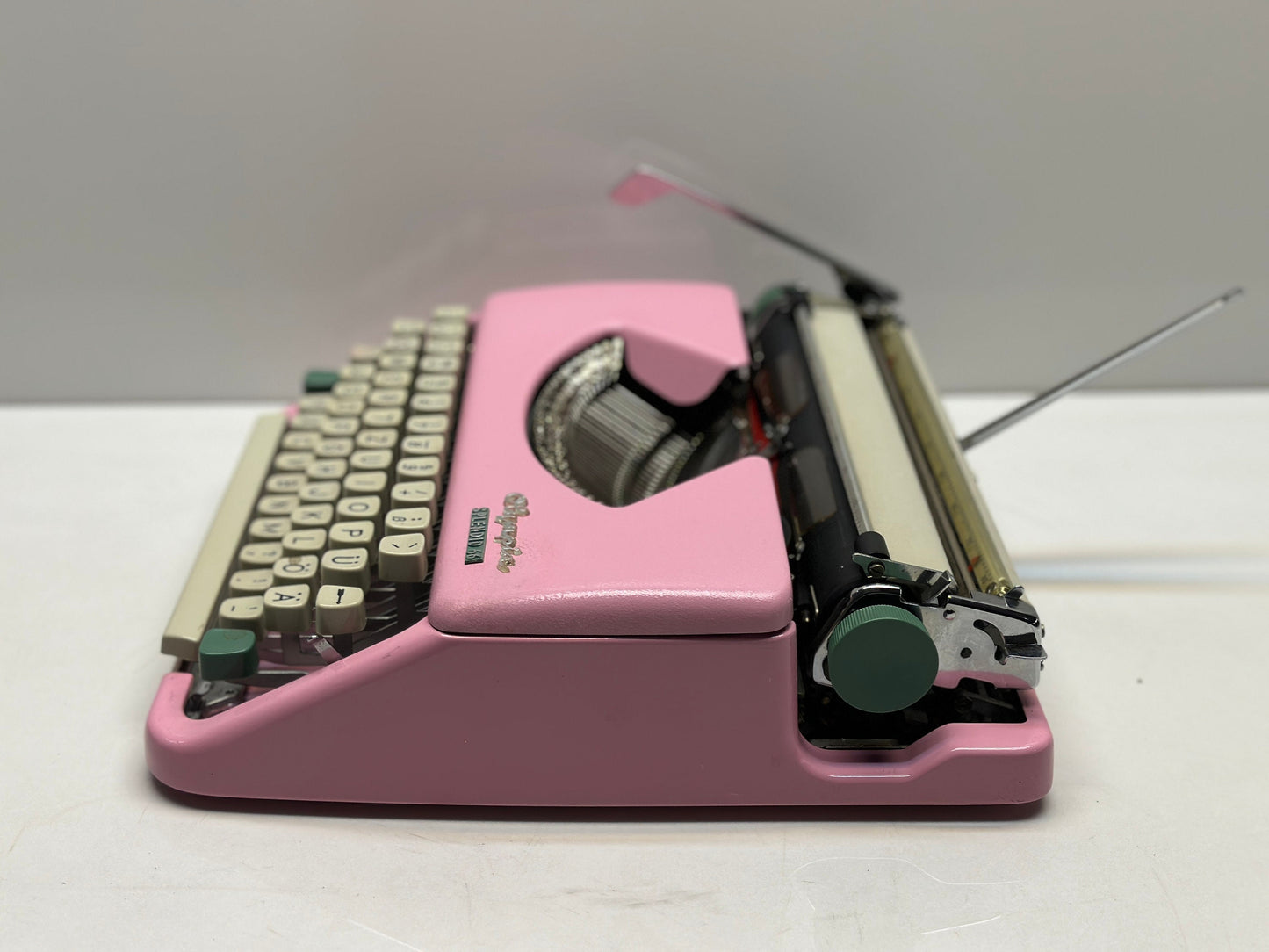 Olympia Splendid 33/66 Typewriter - Pink Body, White Keys, Dual-Color/Single-Color Capability, Refurbished with Pink Bag