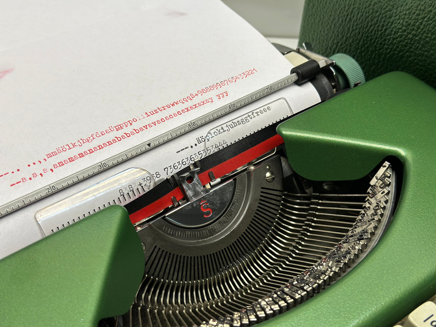 Olympia Splendid 33/66 Typewriter - Vintage Elegance in Dark Green with QWERTZ Keyboard and Leather Bag