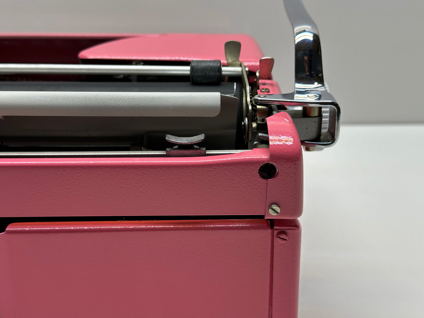 Pink Olympia SM5 Typewriter: Vintage Style, White Keys, Pink Case, QWERTZ Keyboard - Retro Charm