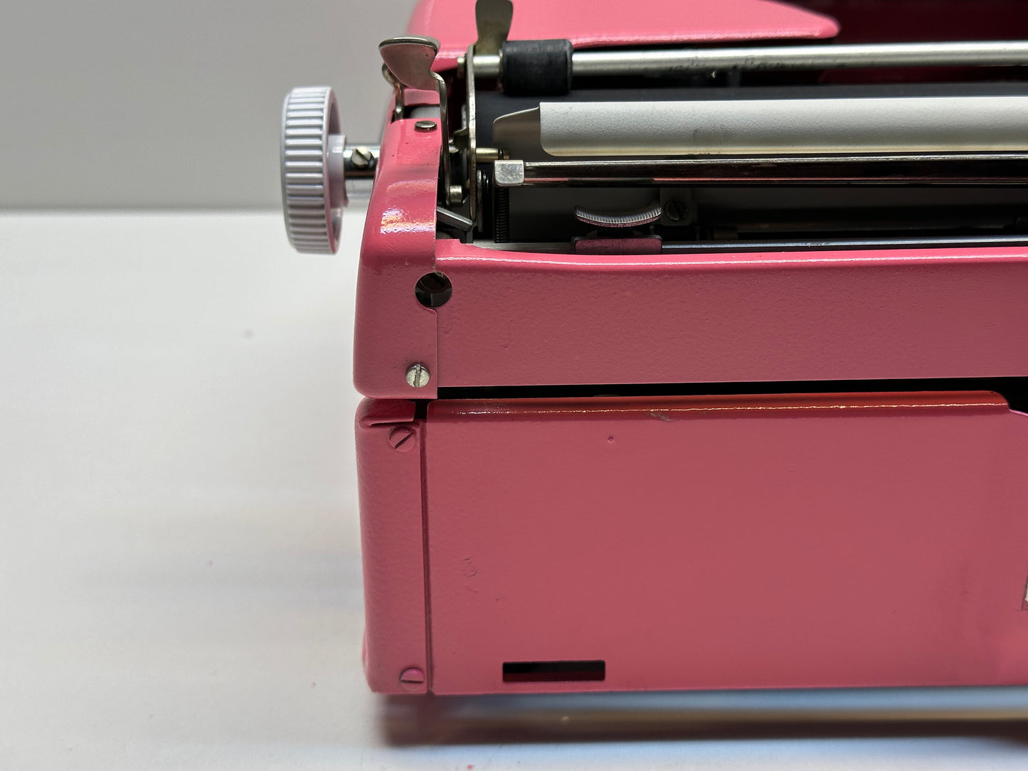 Pink Olympia SM5 Typewriter: Vintage Style, White Keys, Pink Case, QWERTZ Keyboard - Retro Charm