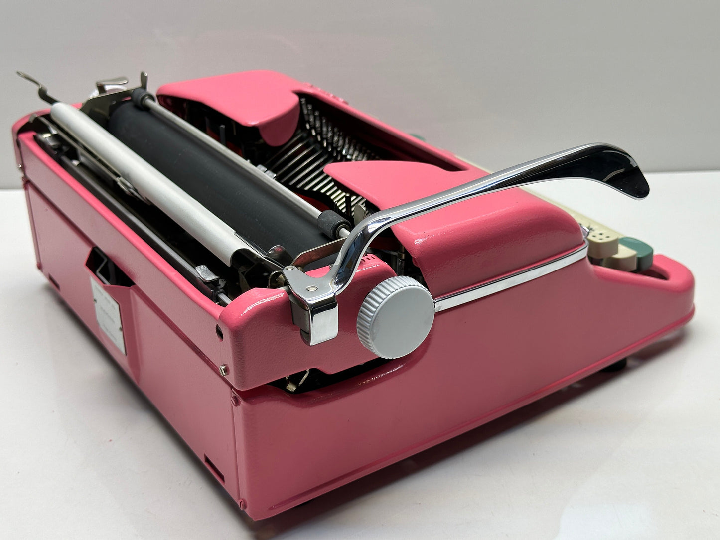 Pink Olympia SM5 Typewriter: Vintage Style, White Keys, Pink Case, QWERTZ Keyboard - Retro Charm