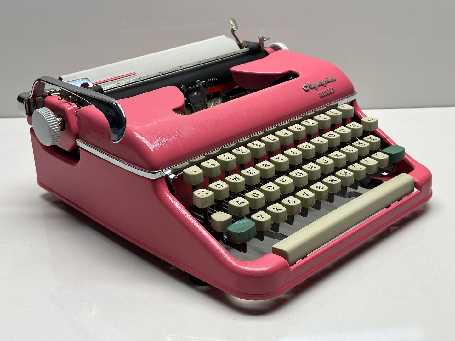 Pink Olympia SM5 Typewriter: Vintage Style, White Keys, Pink Case, QWERTZ Keyboard - Retro Charm