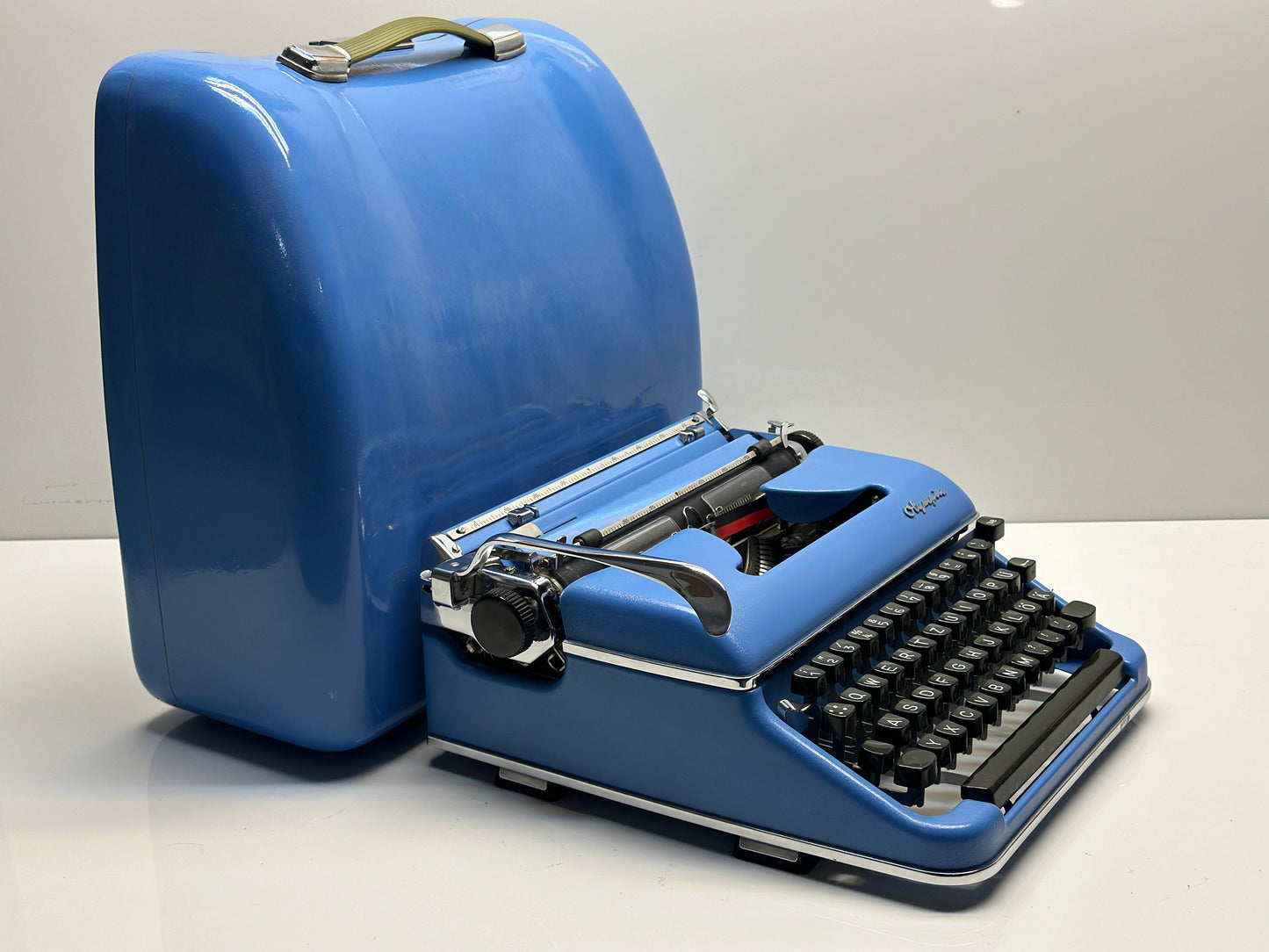 Olympia SM3 Typewriter - Vintage Blue Beauty with QWERTZ Keyboard and Blue Wood Bag"