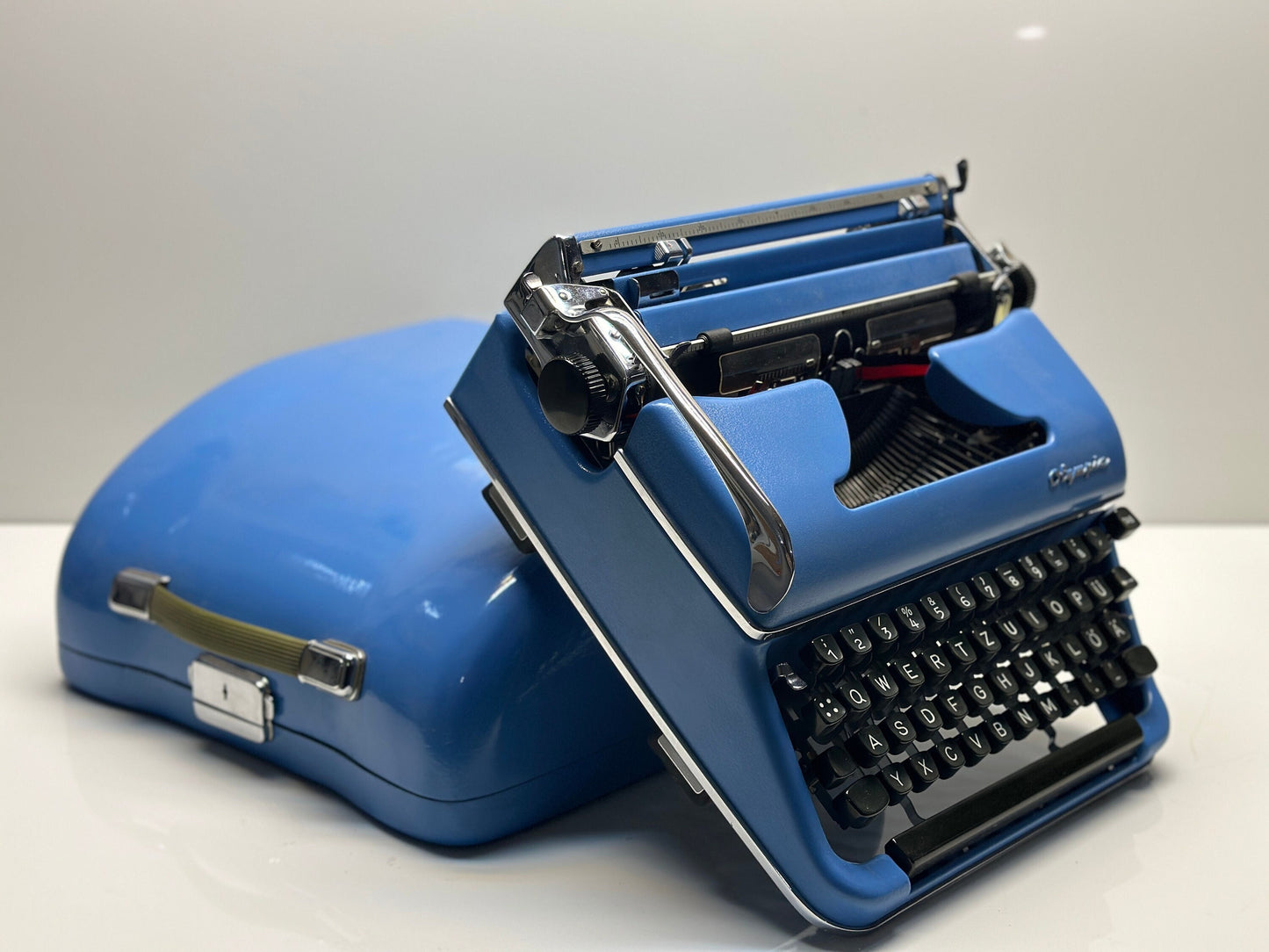 Olympia SM3 Typewriter - Vintage Blue Beauty with QWERTZ Keyboard and Blue Wood Bag"