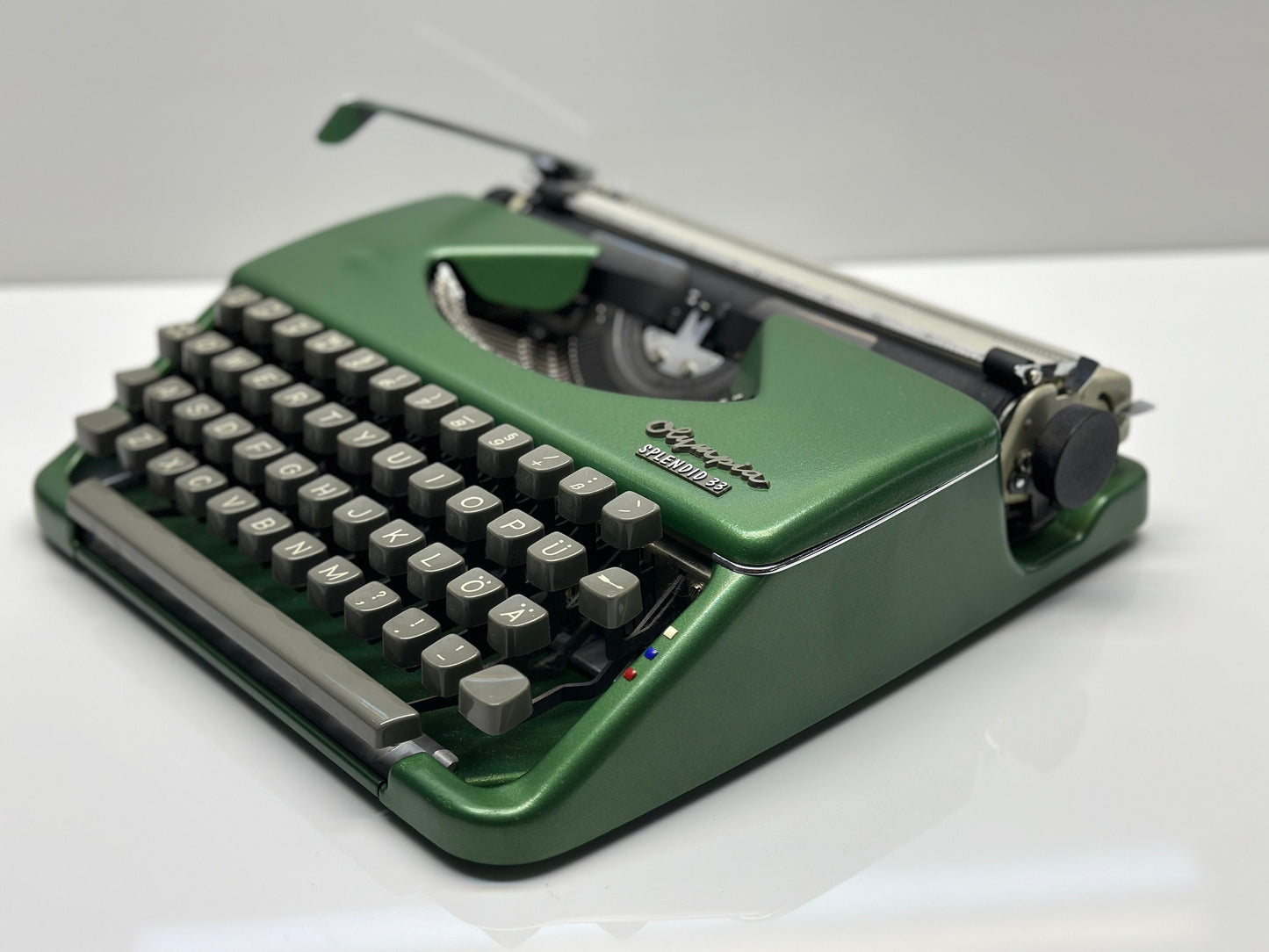 Olympia Splendid 33/66 Typewriter - Vintage Elegance in Dark Green with QWERTZ Keyboard and Leather Bag