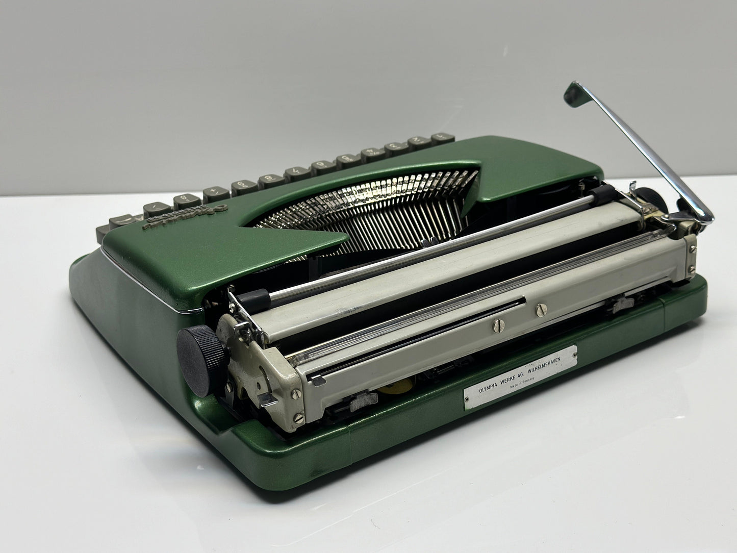 Olympia Splendid 33/66 Typewriter - Vintage Elegance in Dark Green with QWERTZ Keyboard and Leather Bag