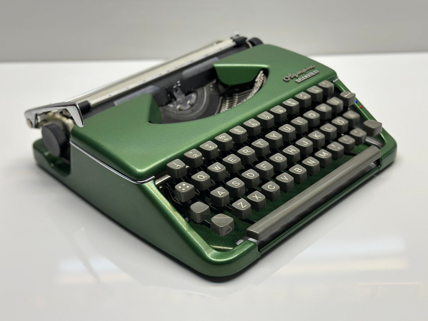 Olympia Splendid 33/66 Typewriter - Vintage Elegance in Dark Green with QWERTZ Keyboard and Leather Bag