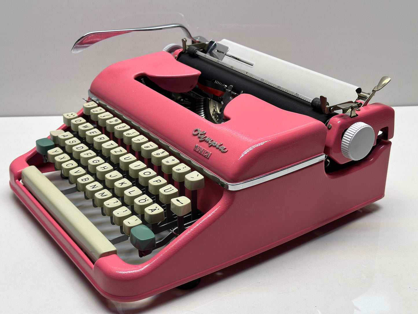 Pink Olympia SM5 Typewriter: Vintage Style, White Keys, Pink Case, QWERTZ Keyboard - Retro Charm