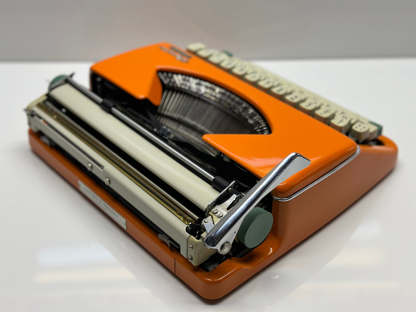 Olympia Splendid 33/66 Typewriter - Retro Charm in Orange Green with QWERTZ Keyboard and Leather Bag