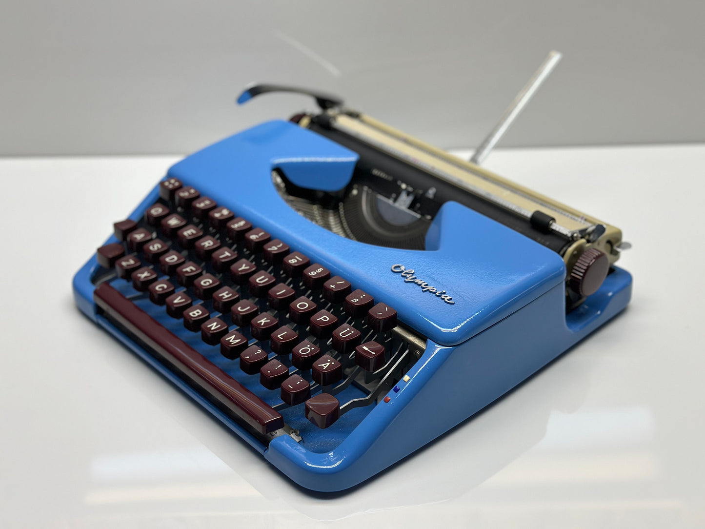 Olympia Splendid 33/66 Typewriter - QWERTY Keyboard, Burgundy Tuş, Mavi Elegance, and Matching Bag - A Premium Gift for Writers and Typewrit