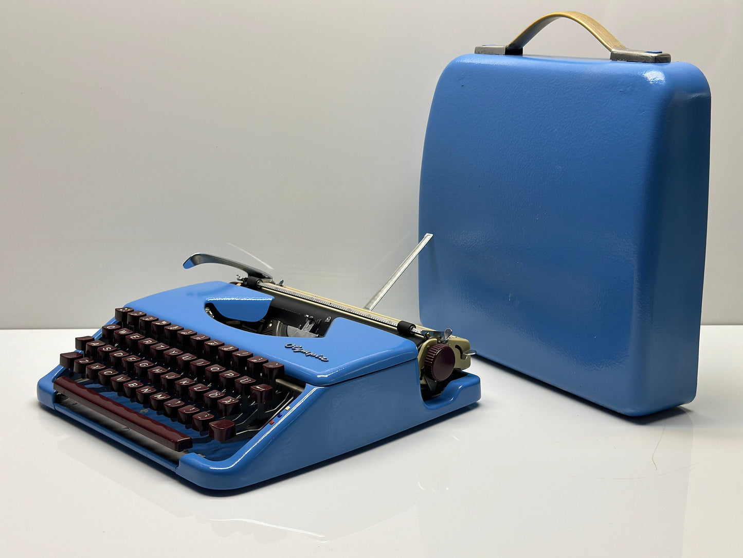 Olympia Splendid 33/66 Typewriter - QWERTY Keyboard, Burgundy Tuş, Mavi Elegance, and Matching Bag - A Premium Gift for Writers and Typewrit