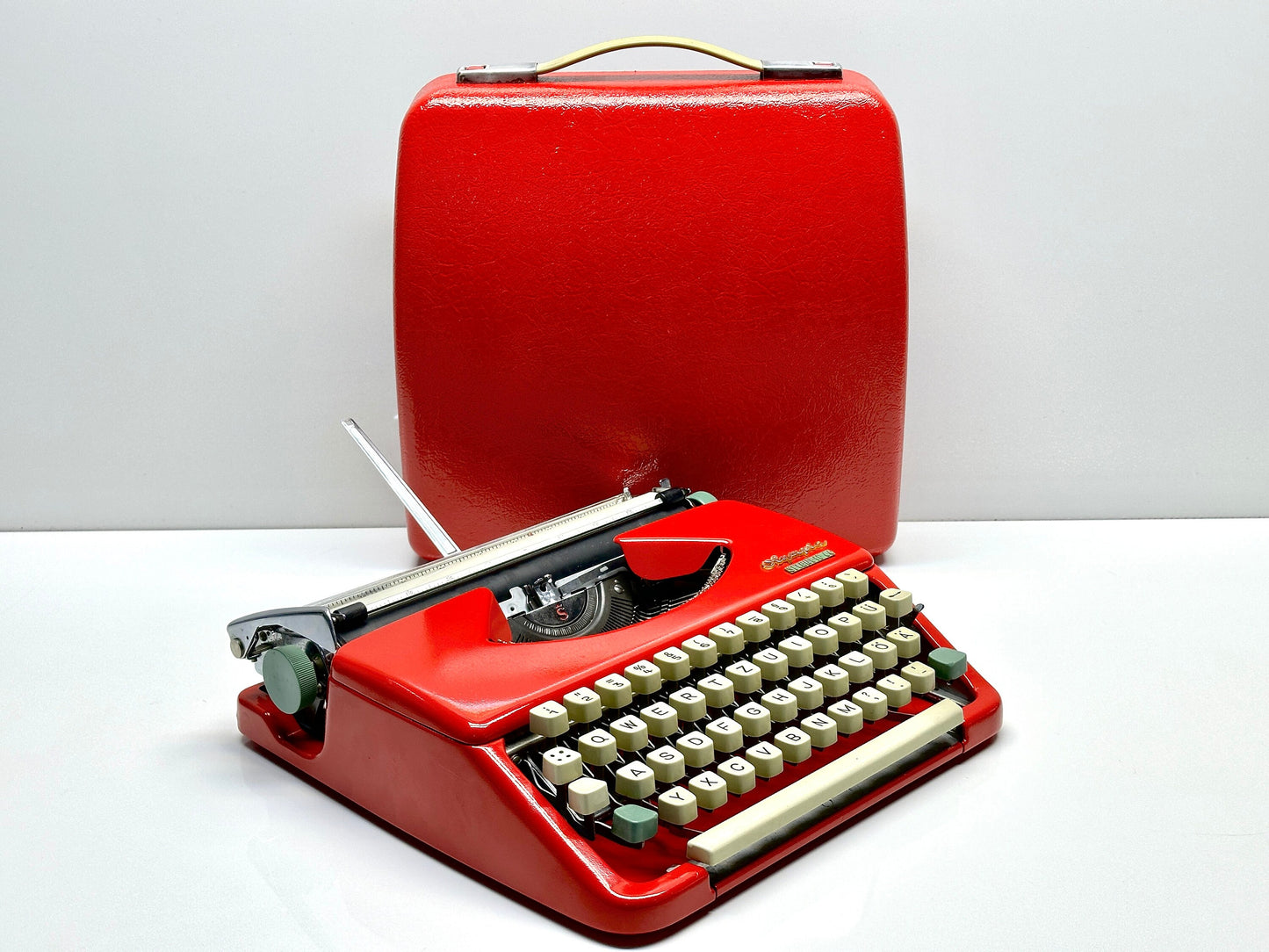 Olympia Splendid Typewriter,Red Elegance with Matching Bag,The Perfect Gift for Any Occasion,Ideal for Parents,Siblings,Retirement gift