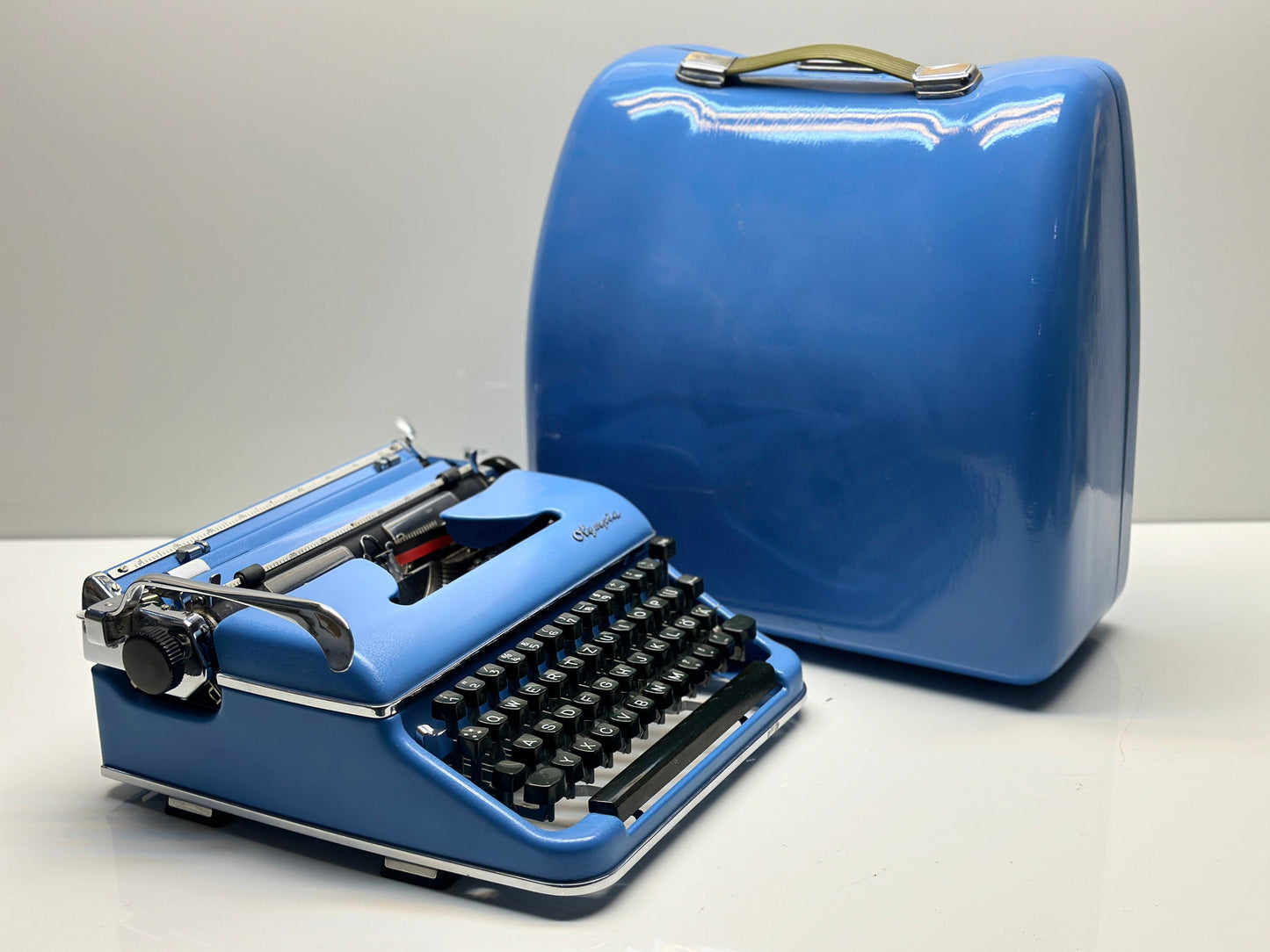 Olympia SM3 Typewriter - Vintage Blue Beauty with QWERTZ Keyboard and Blue Wood Bag"