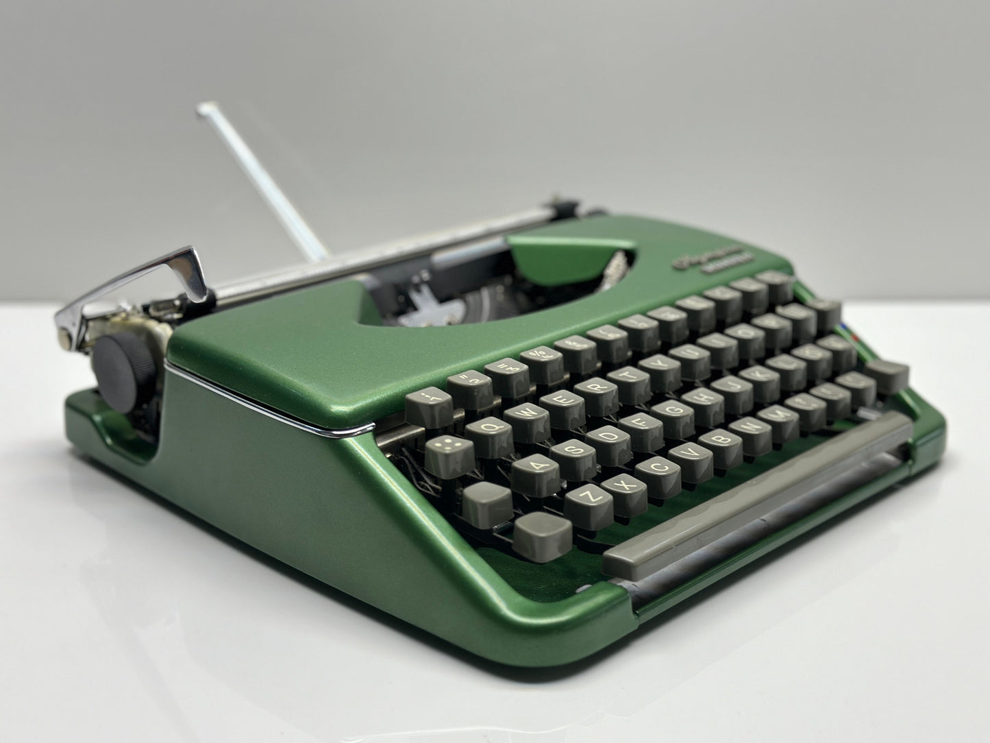 Olympia Splendid 33/66 Typewriter - Vintage Elegance in Dark Green with QWERTZ Keyboard and Leather Bag