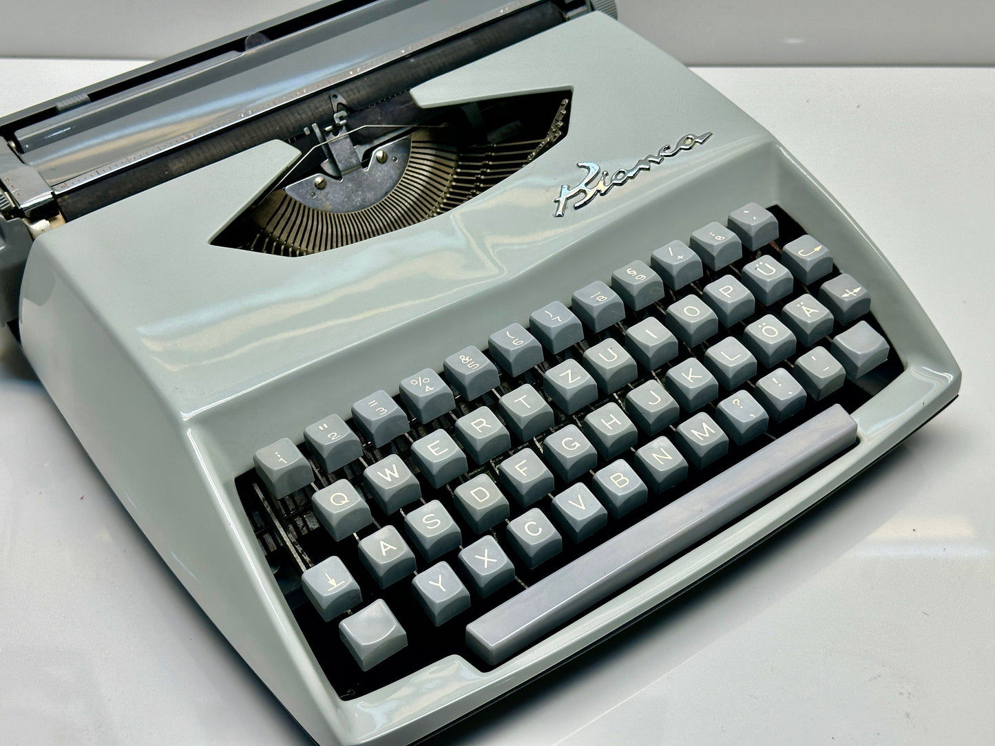 Consul Typewriter - Affordable Typing Pleasure, Premium Gift,Best Antique Gift, Christmas Present - With Case,Documentation, and Maintenance