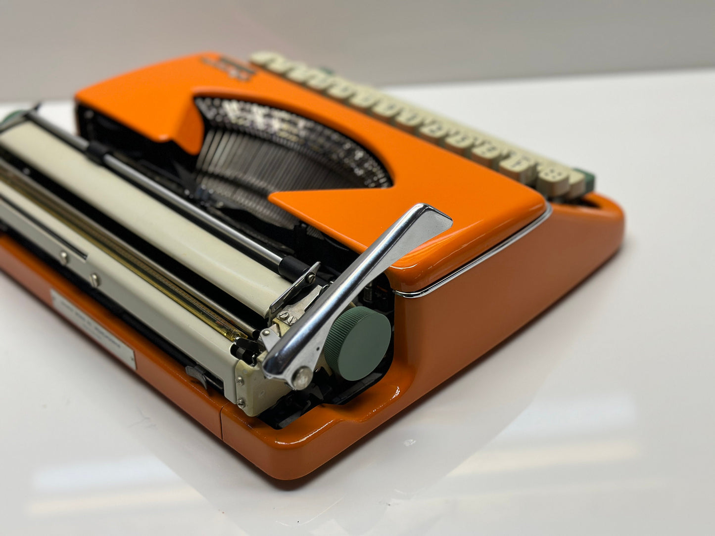 Olympia Splendid 33/66 Typewriter - Retro Charm in Orange Green with QWERTZ Keyboard and Leather Bag