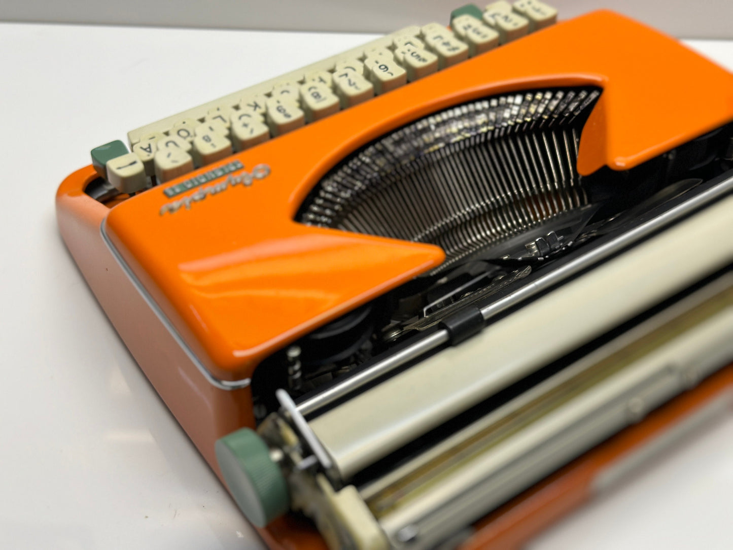 Olympia Splendid 33/66 Typewriter - Retro Charm in Orange Green with QWERTZ Keyboard and Leather Bag