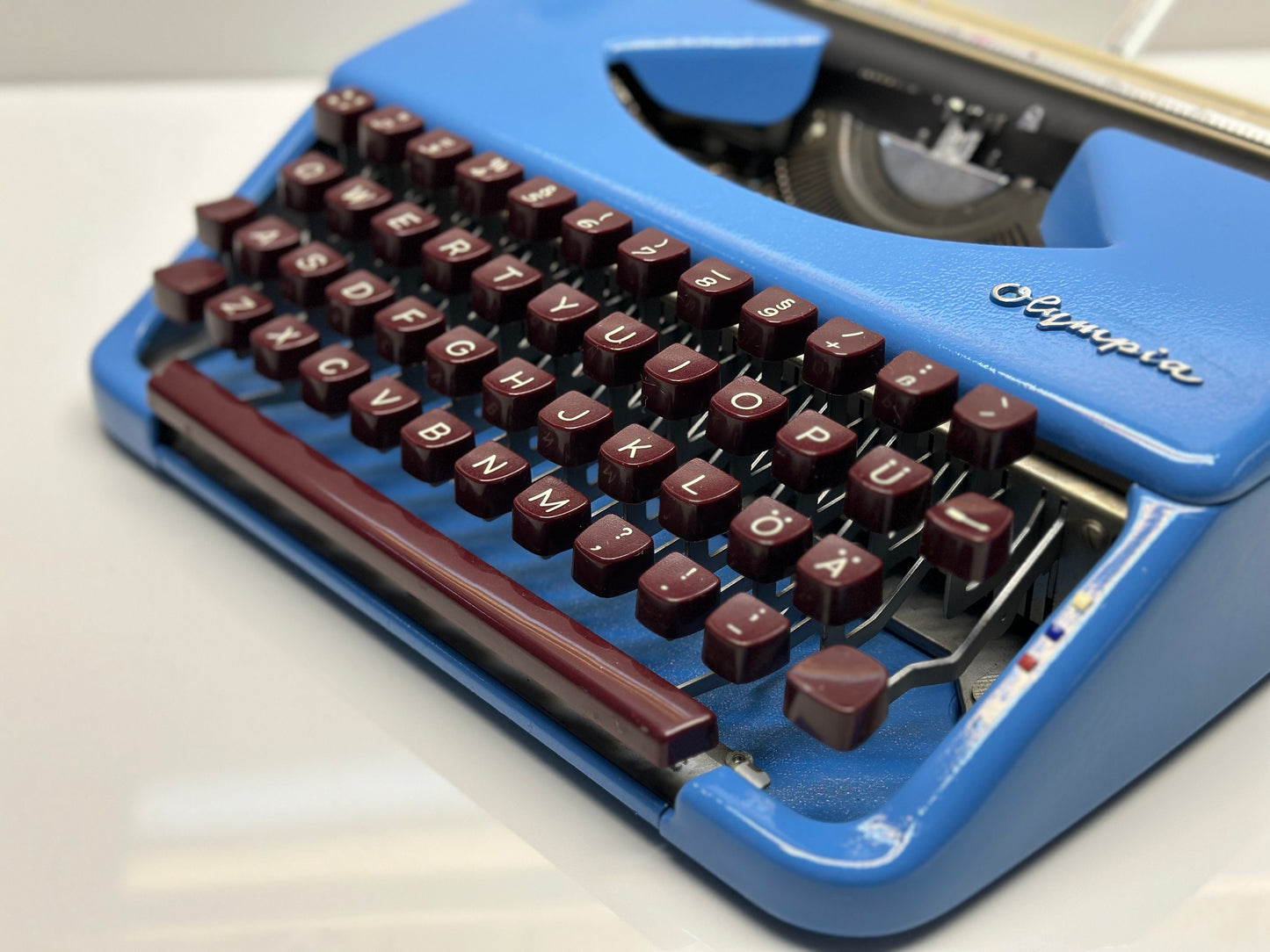 Olympia Splendid 33/66 Typewriter - QWERTY Keyboard, Burgundy Tuş, Mavi Elegance, and Matching Bag - A Premium Gift for Writers and Typewrit