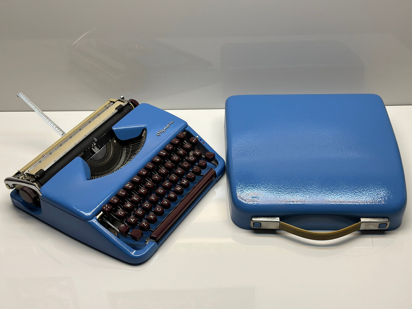 Olympia Splendid 33/66 Typewriter - QWERTY Keyboard, Burgundy Tuş, Mavi Elegance, and Matching Bag - A Premium Gift for Writers and Typewrit