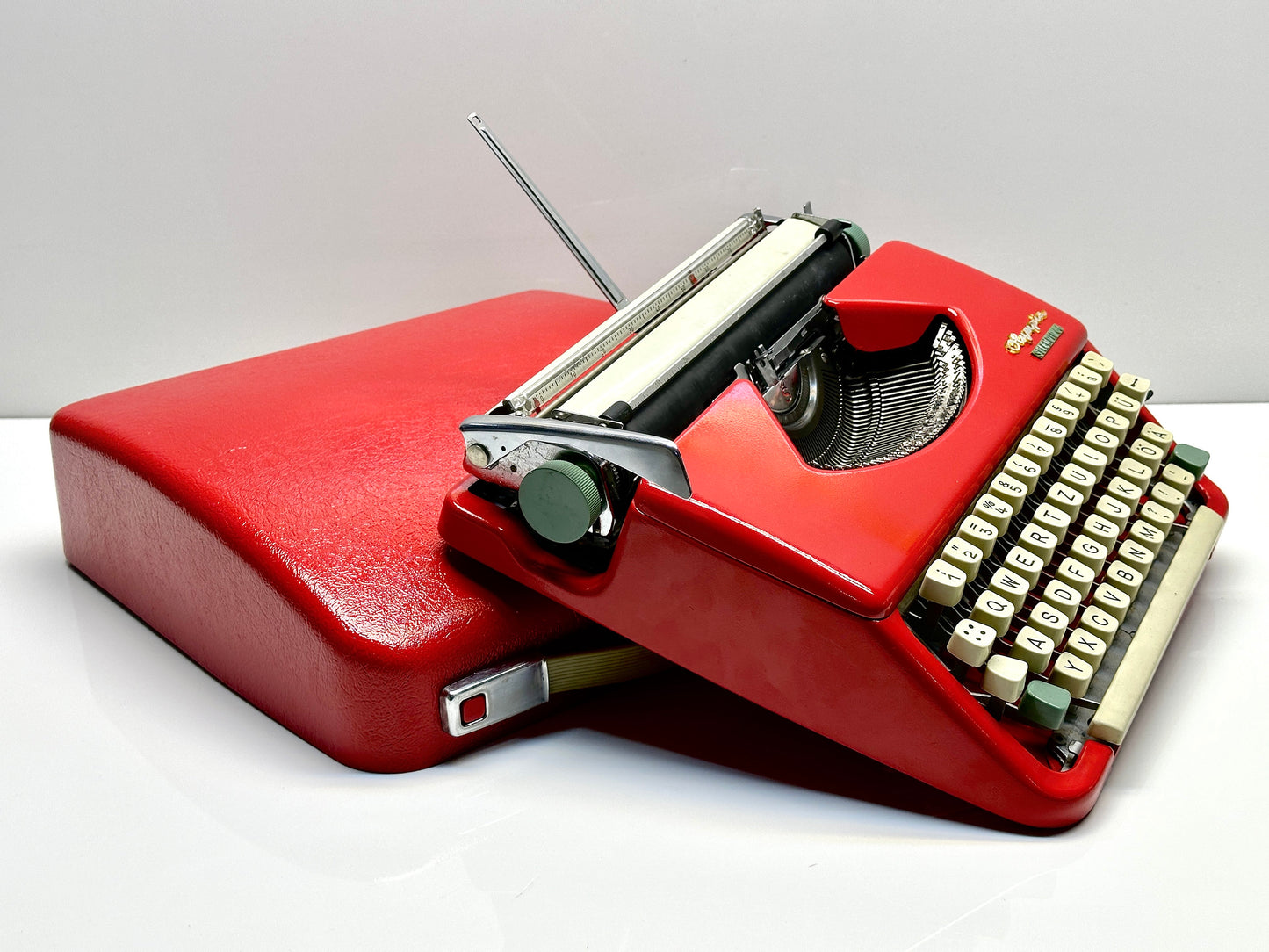 Olympia Splendid Typewriter,Red Elegance with Matching Bag,The Perfect Gift for Any Occasion,Ideal for Parents,Siblings,Retirement gift