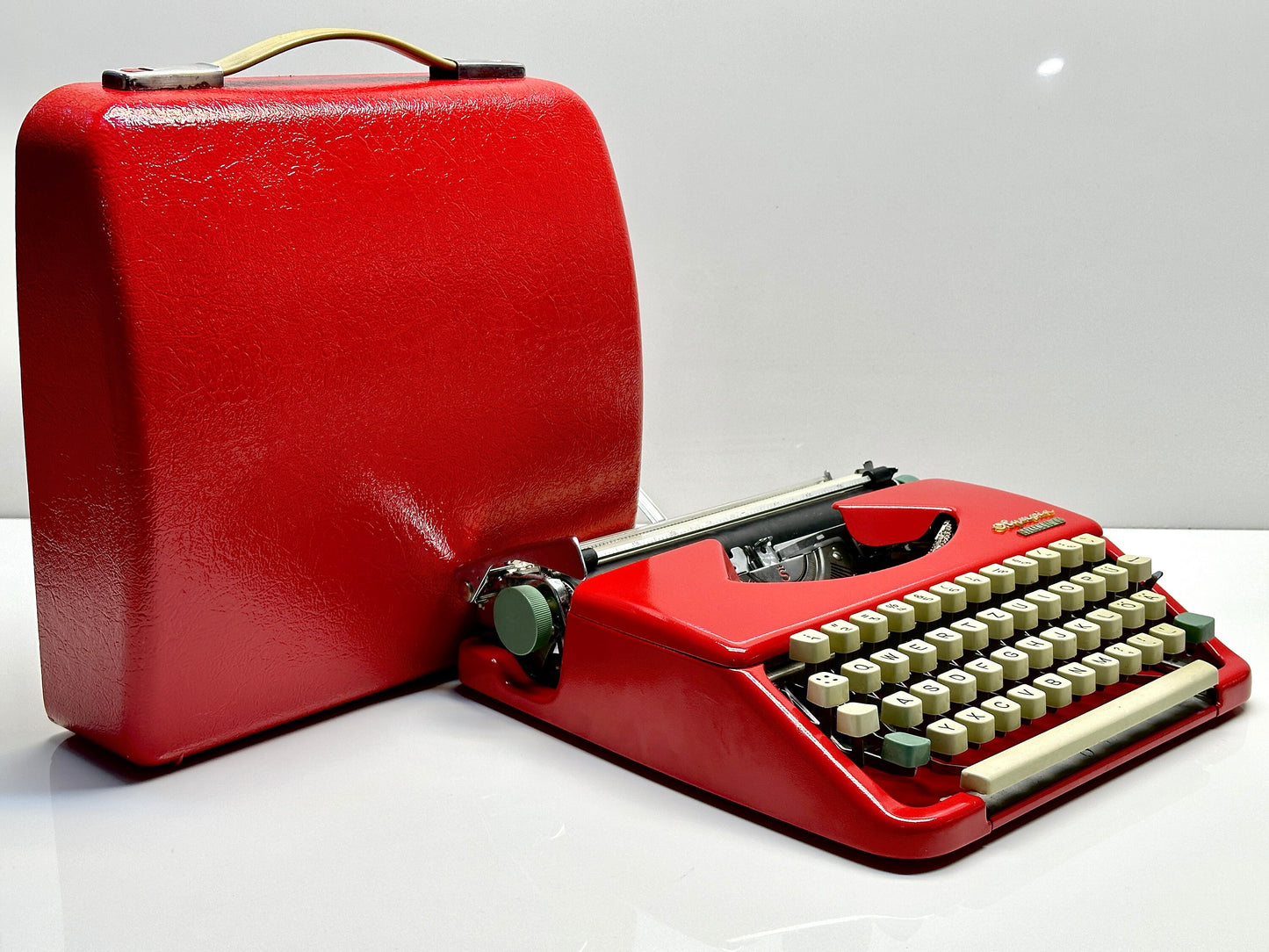 Olympia Splendid Typewriter,Red Elegance with Matching Bag,The Perfect Gift for Any Occasion,Ideal for Parents,Siblings,Retirement gift