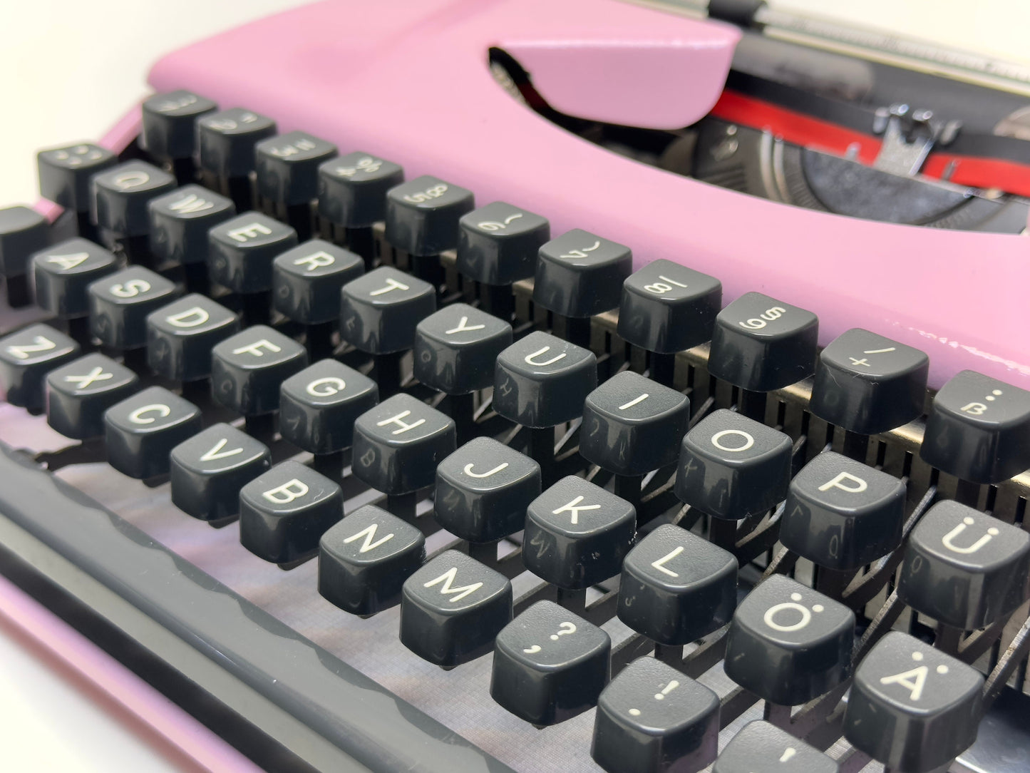 Olympia Splendid and Leather Bag 33/66 Typewriter - Pink Elegance with QWERTY Keyboard - A Premium Gift for Writers and Typewriter