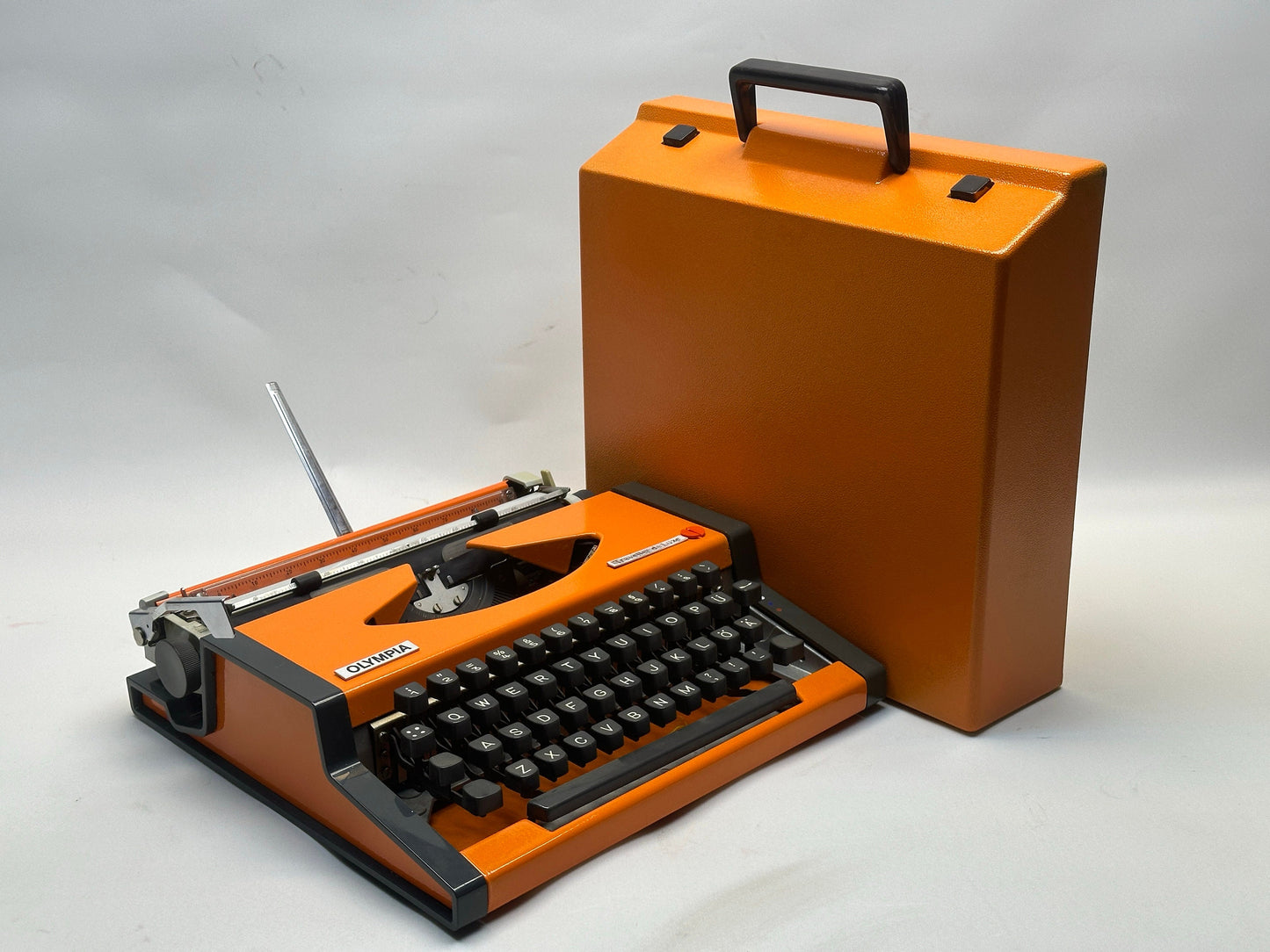 Olympia Orange Typewriter - Vibrant Typing Experience with Matching Orange Bag, 1960 Model, QWERTY Layout - An Antique Typewriter Gem