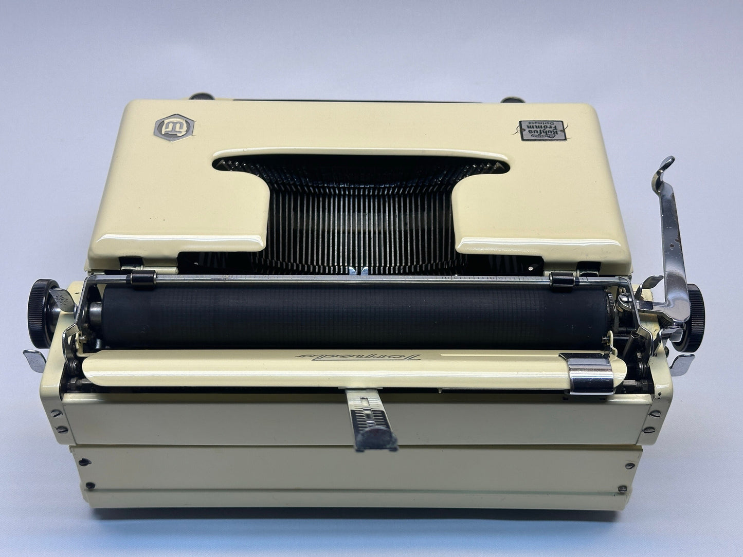 Torpedo 18 Typewriter - Beige Color, Orange Bag, Glass Keyboard: Flawless Operation