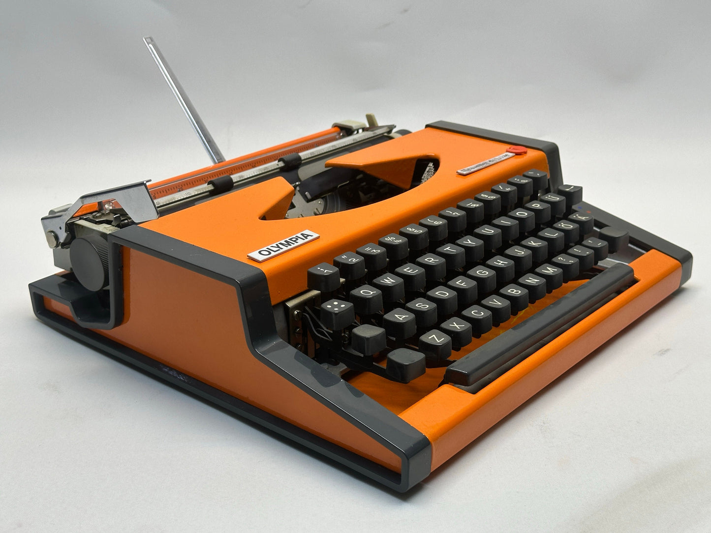 Olympia Orange Typewriter - Vibrant Typing Experience with Matching Orange Bag, 1960 Model, QWERTY Layout - An Antique Typewriter Gem