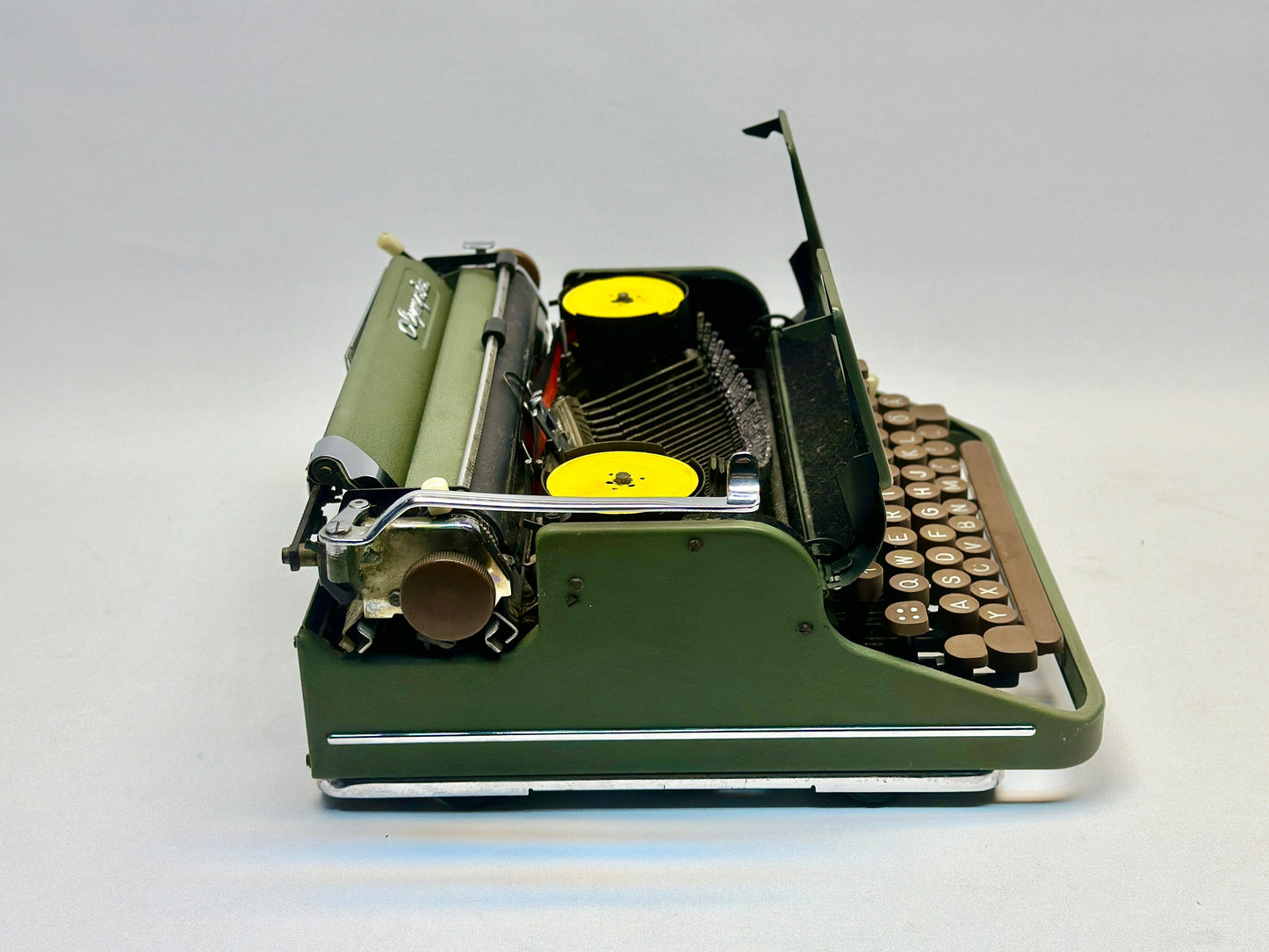 Olympia SM1 Typewriter - Vintage 1950 Edition in Army Green with QWERTZ Keyboard