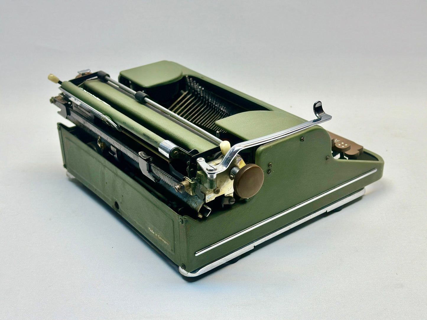 Olympia SM1 Typewriter - Vintage 1950 Edition in Army Green with QWERTZ Keyboard