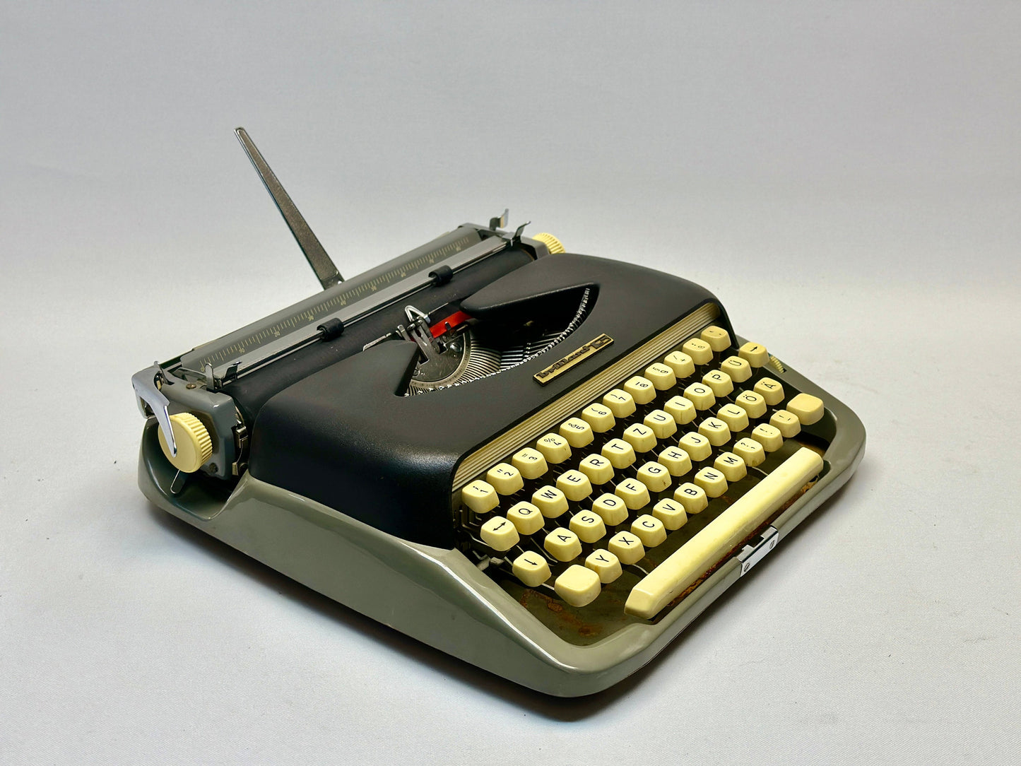 Brillant S Model Typewriter - Vintage 1950 Edition with QWERTZ Keyboard - Black Typewriter - - Antique Typewriter