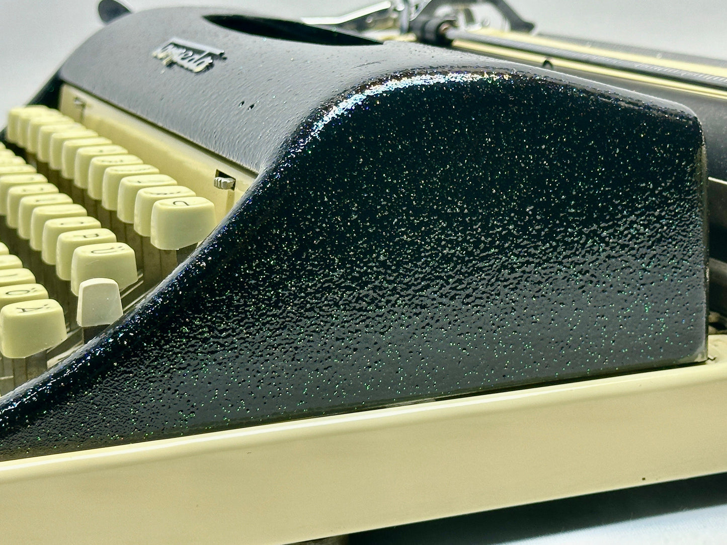 Torpedo Typewriter - Slim Case Model from 1950 in Shimmering Finish with QWERTZ Keyboard