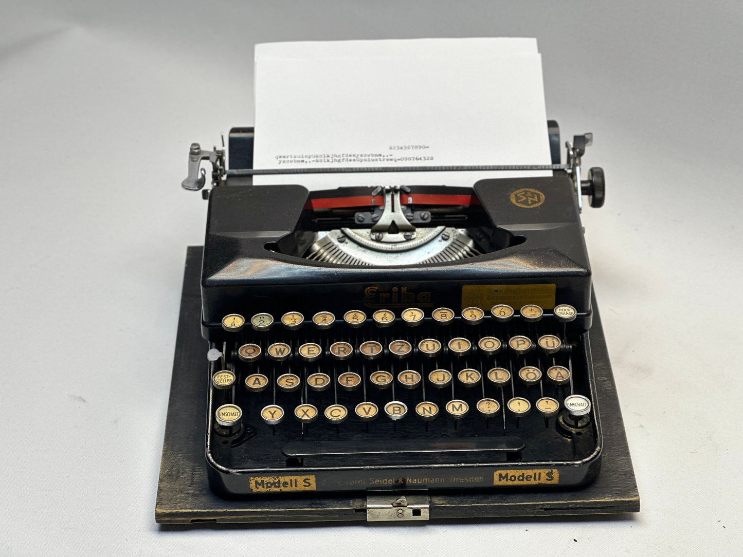 Erika Modell S Typewriter - Vintage Black Beauty with QWERTZ Keyboard and Black Wood Bag,