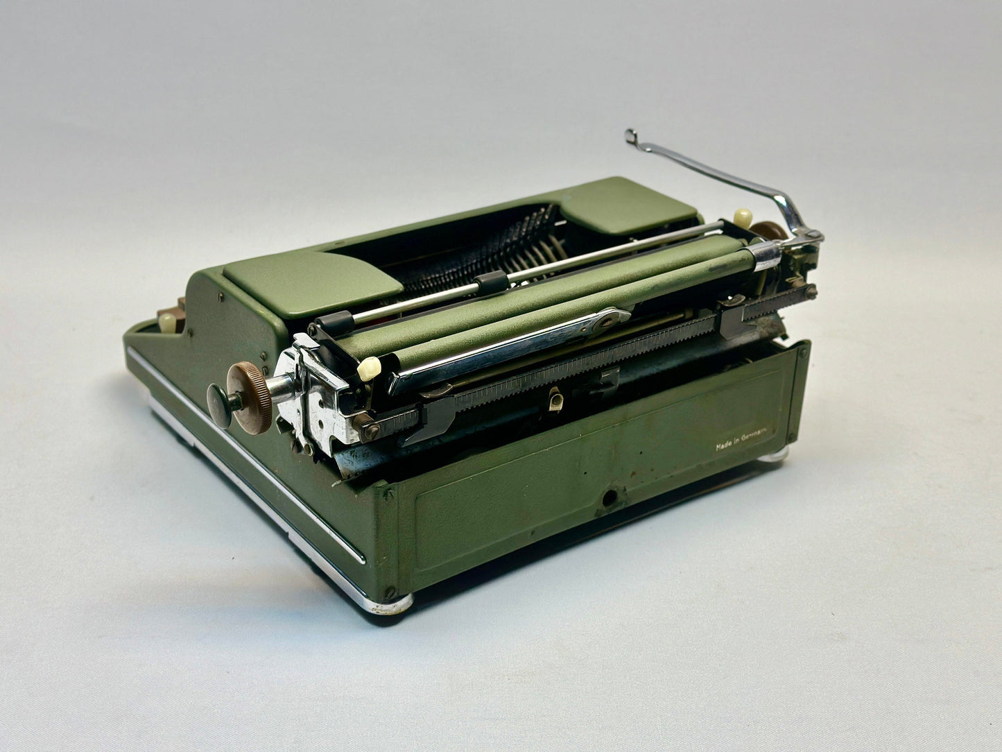 Olympia SM1 Typewriter - Vintage 1950 Edition in Army Green with QWERTZ Keyboard