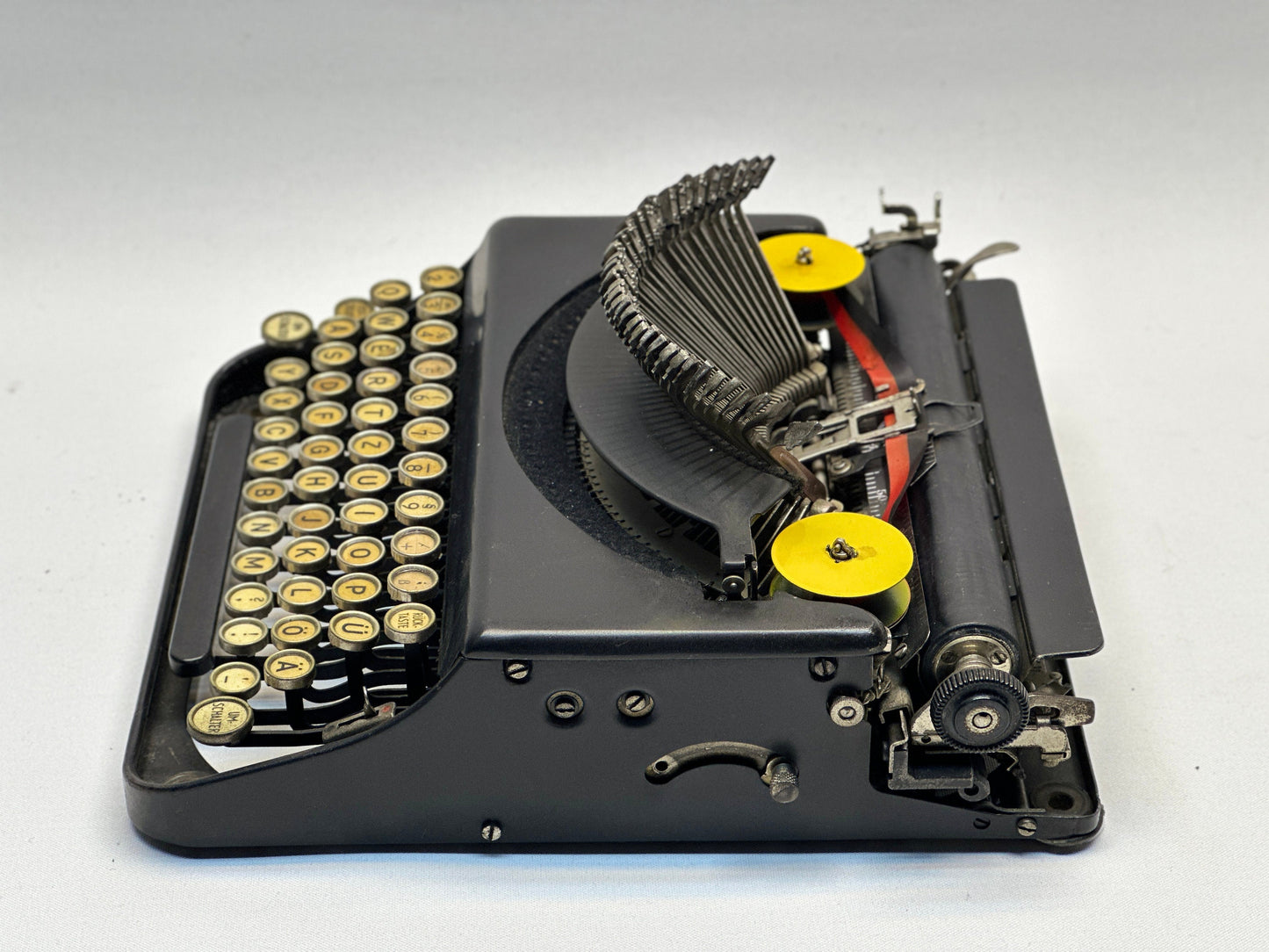 Rentmigon Black Typewriter - Vintage 1935 Model with QWERTZ Keyboard and Glass Keys
