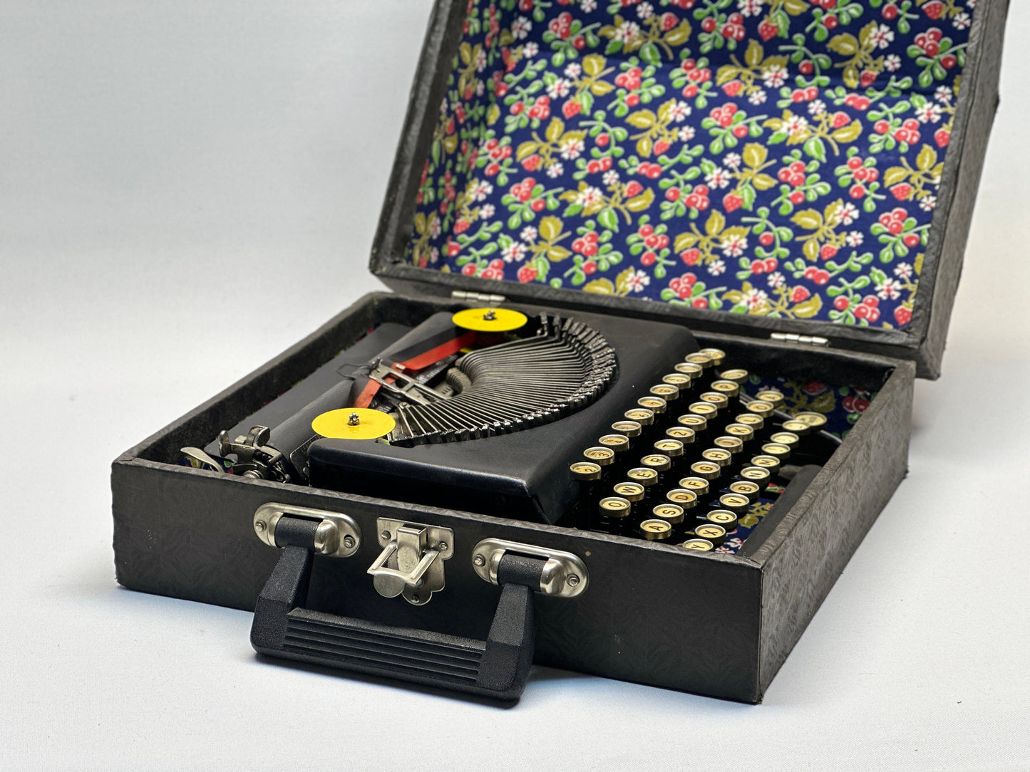 Rentmigon Black Typewriter - Vintage 1935 Model with QWERTZ Keyboard and Glass Keys